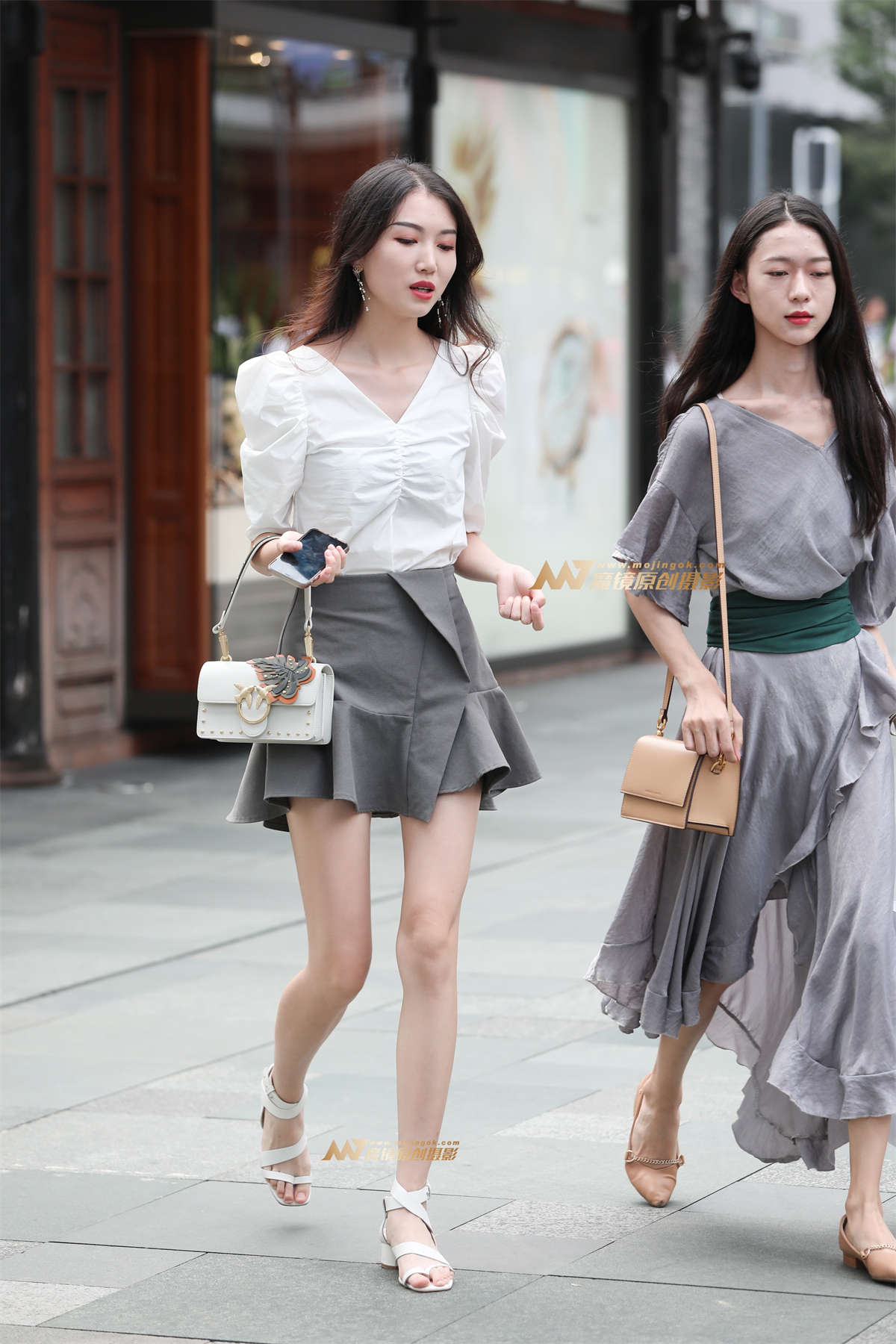 【辉辉赛贴】白皙的美腿漂亮小姐姐-日更街拍