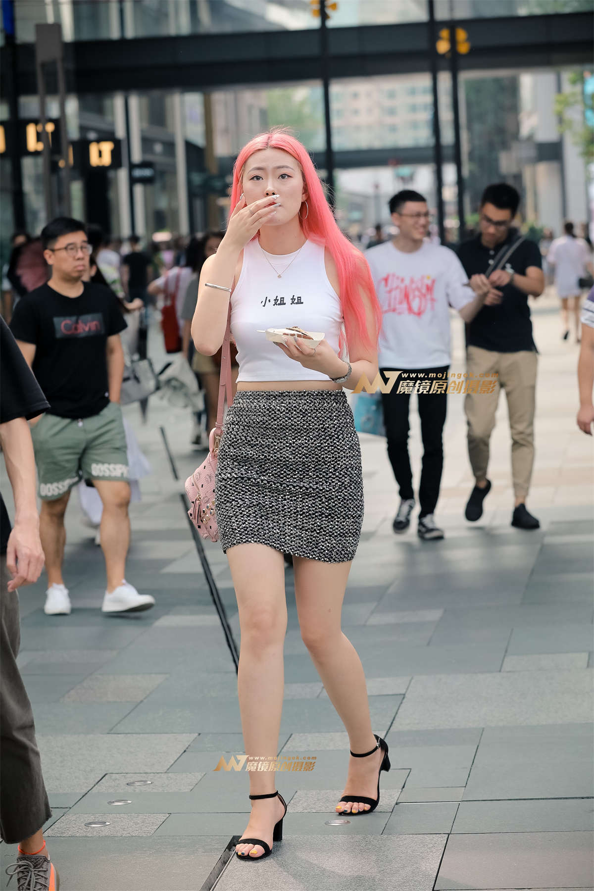 【凯恩赛帖】爱吃雪糕的性感包臀小姐姐-日更街拍