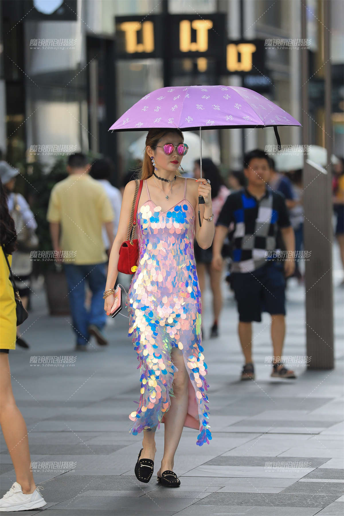 亮眼的长裙美眉-日更街拍