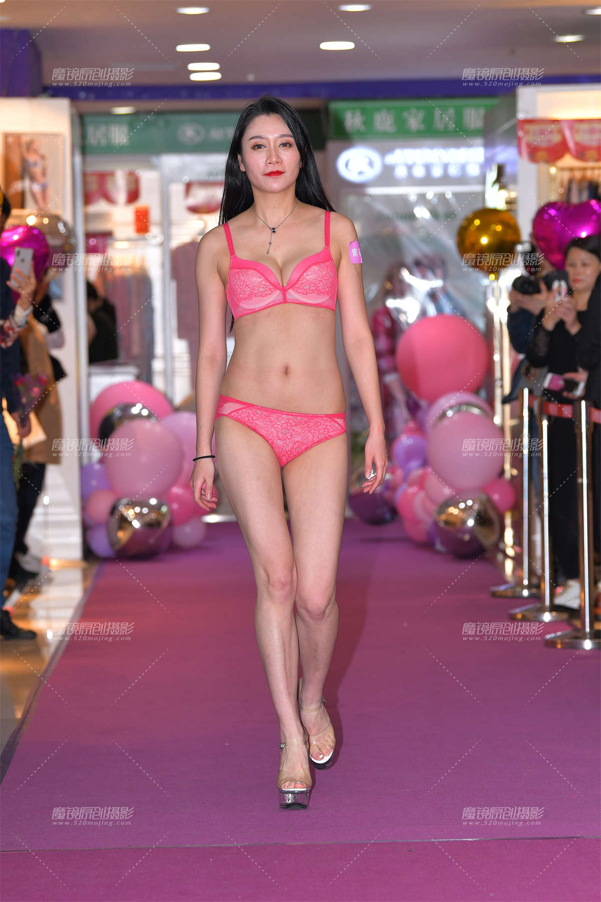 商场SHOW，一模两套-日更街拍