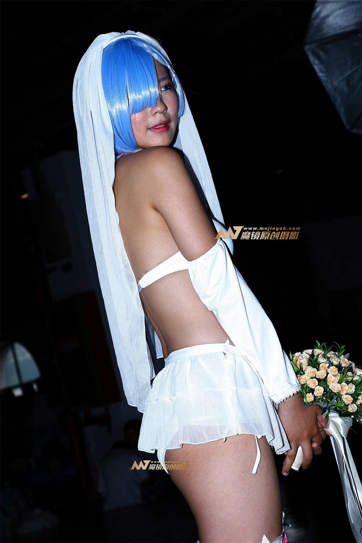 【Mark赛帖】手捧鲜花的性感小新娘-日更街拍