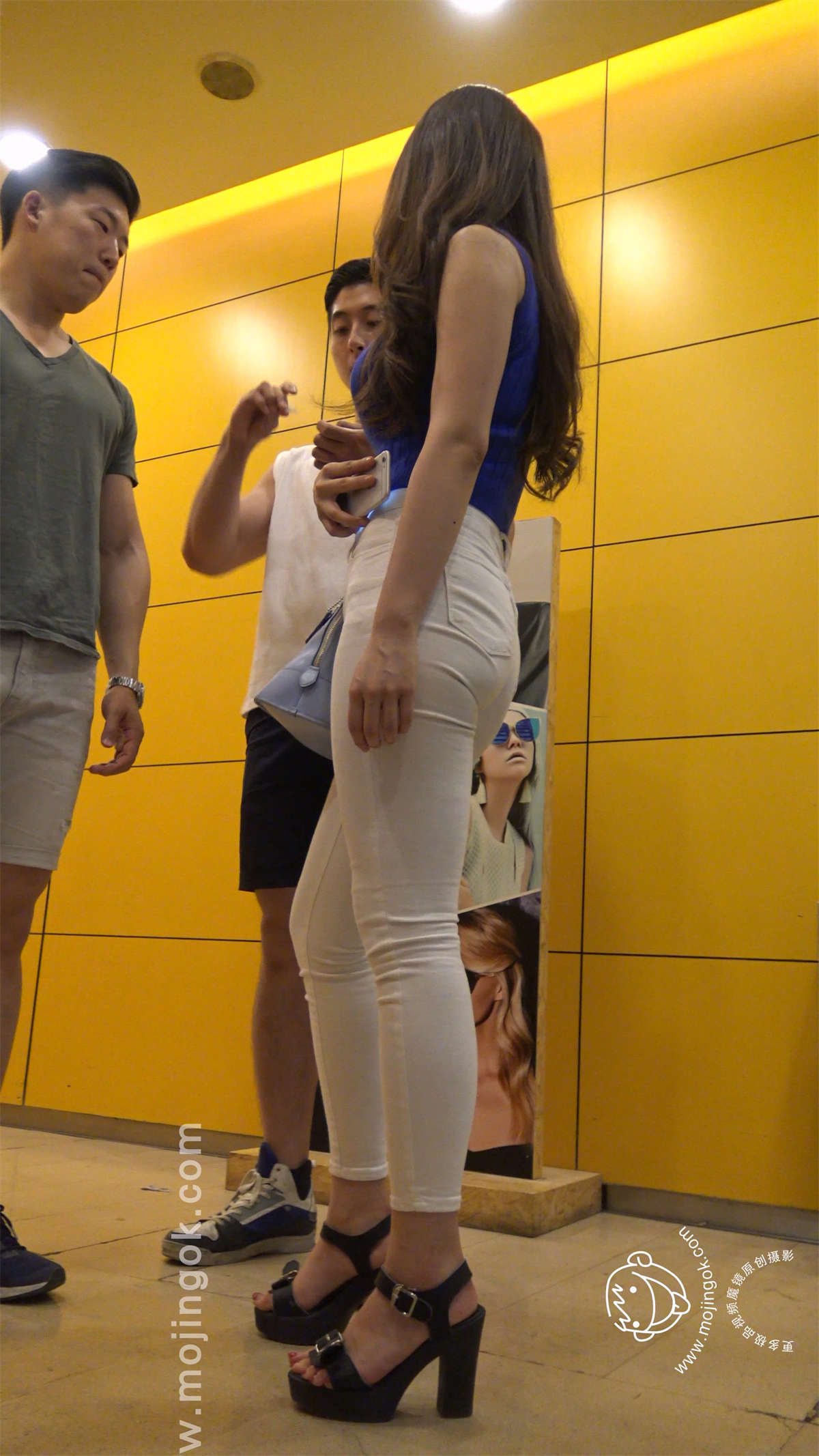 极品丰满带劲肉臀美妇-日更街拍