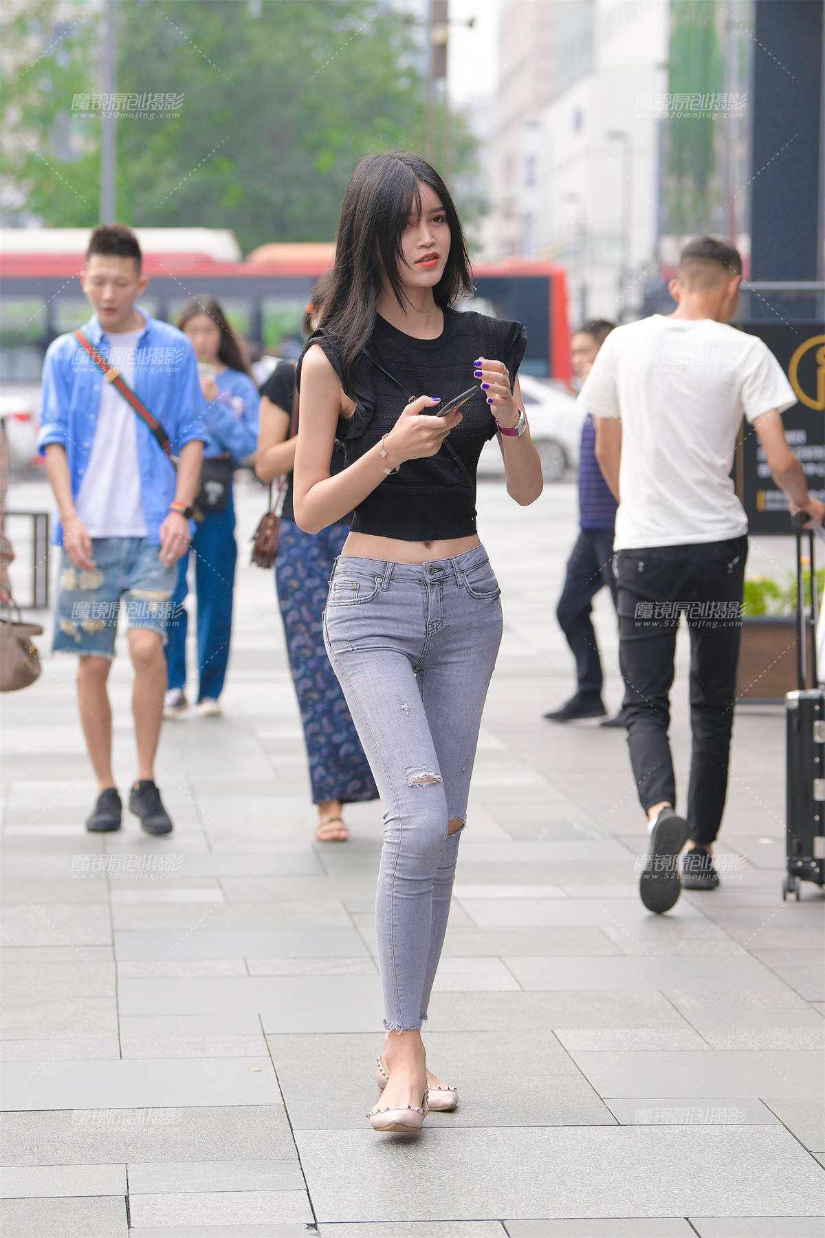 苗条小姐姐，臀却一点也不瘦-日更街拍