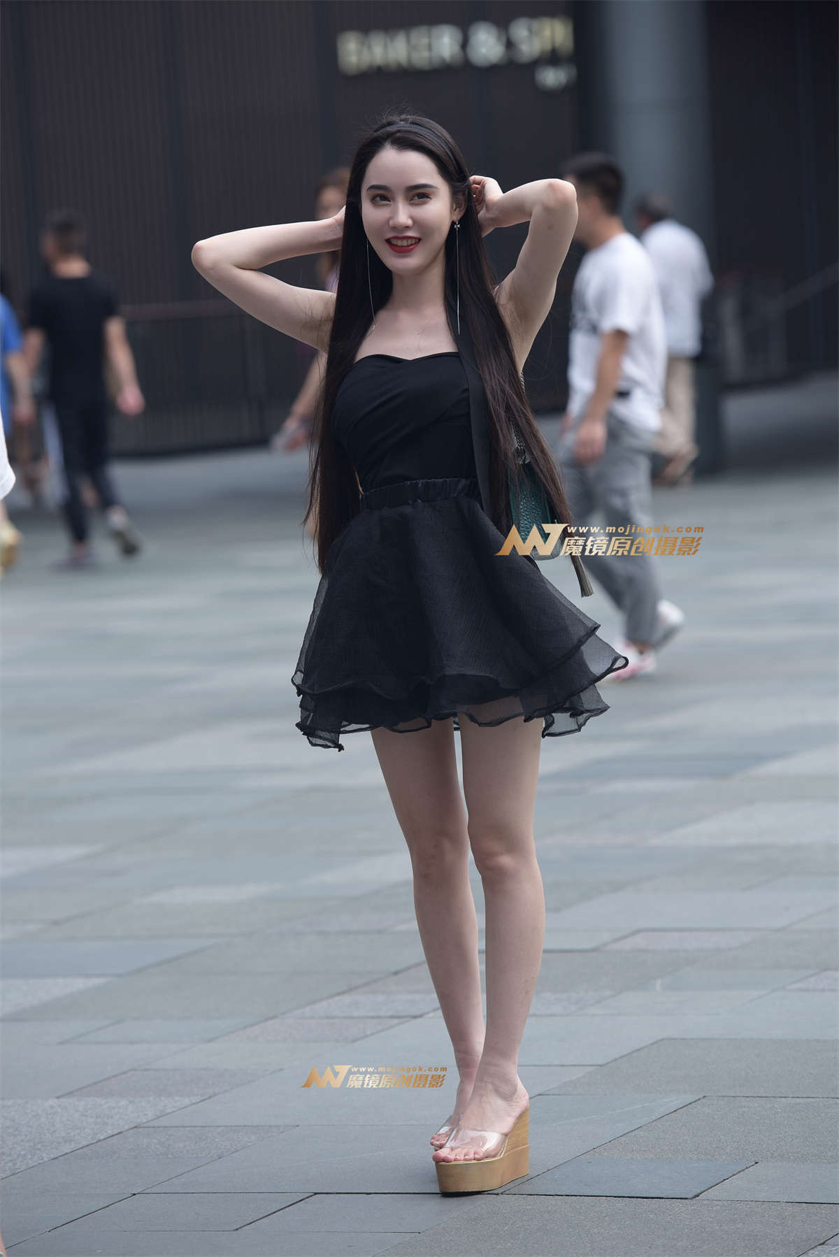 吊带连衣裙美女-日更街拍