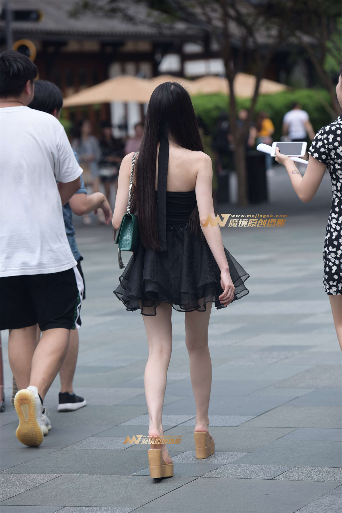 图片[2]-吊带连衣裙美女-日更街拍