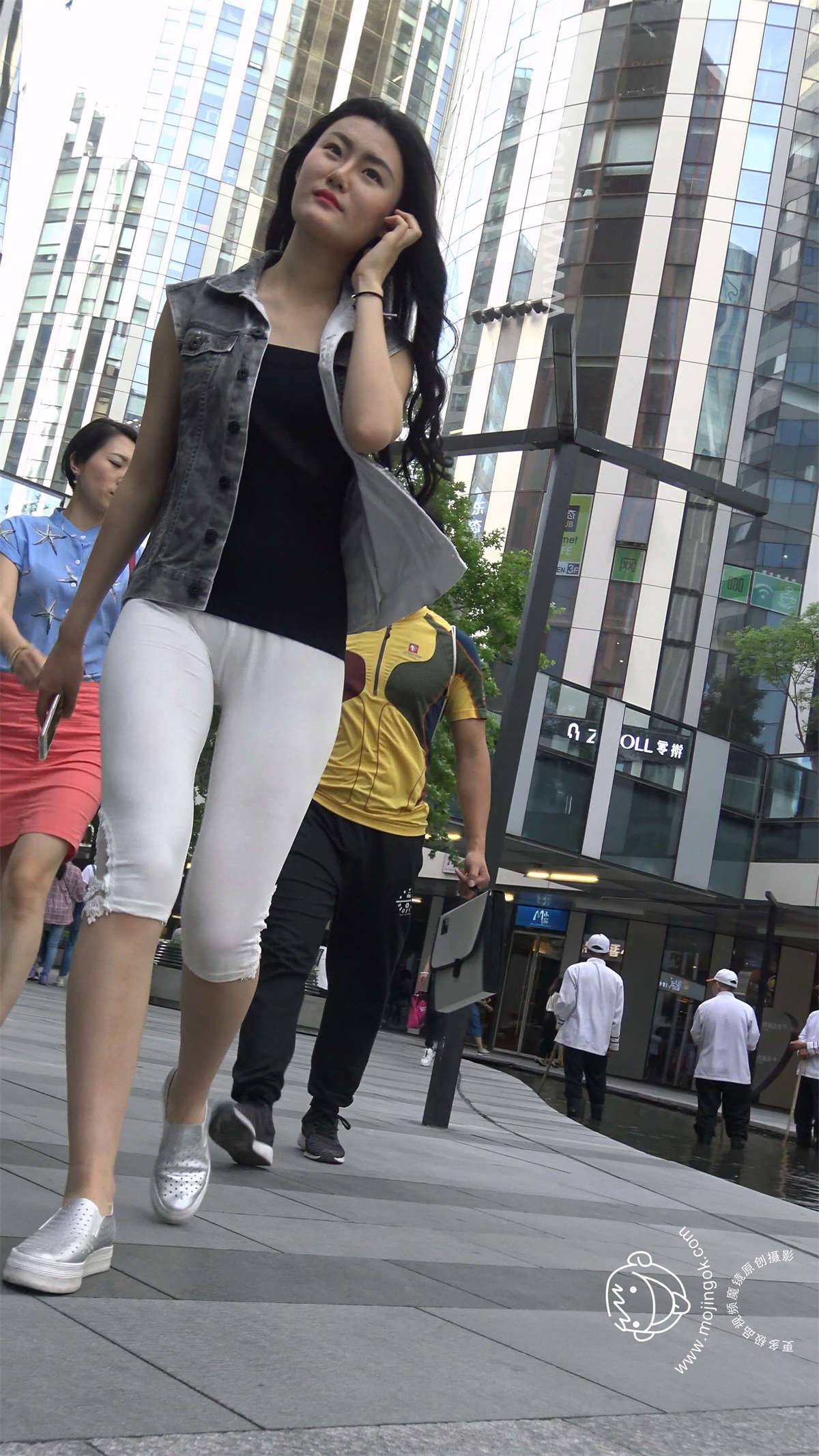 极品俏皮白色打底裤翘臀美眉插图1