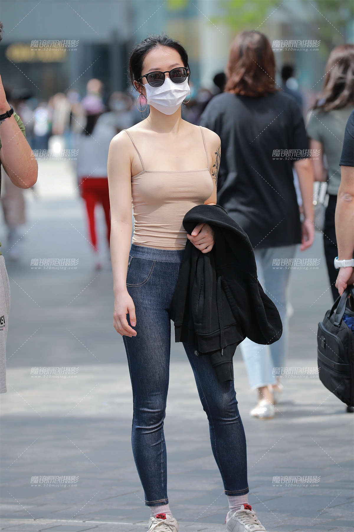 【玻璃赛帖】吊带紧身裤美女-日更街拍