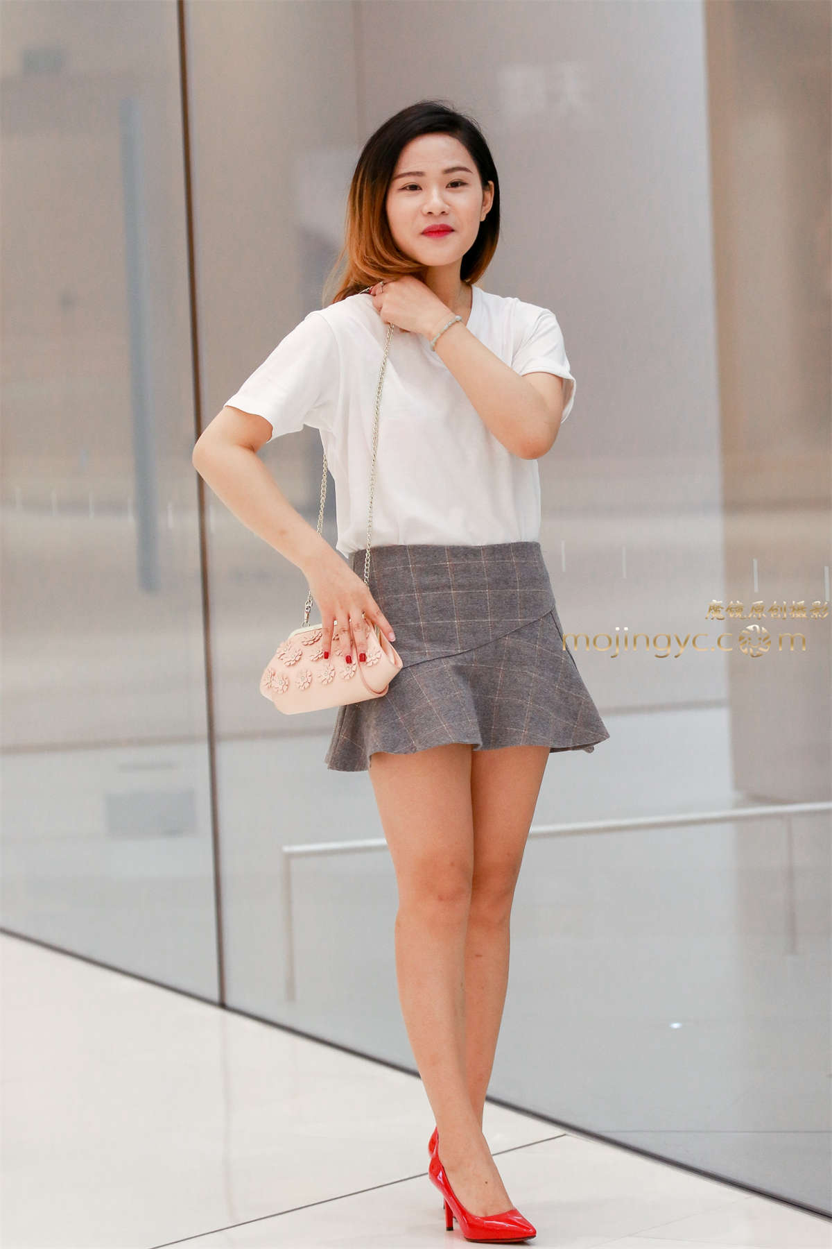 抓拍正在拍照的高跟美腿-日更街拍