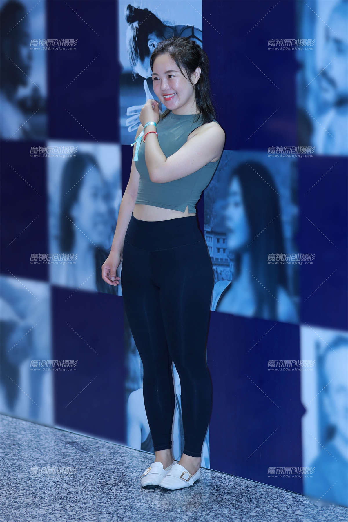 第1523篇★紧身美女笑容很甜★-日更街拍