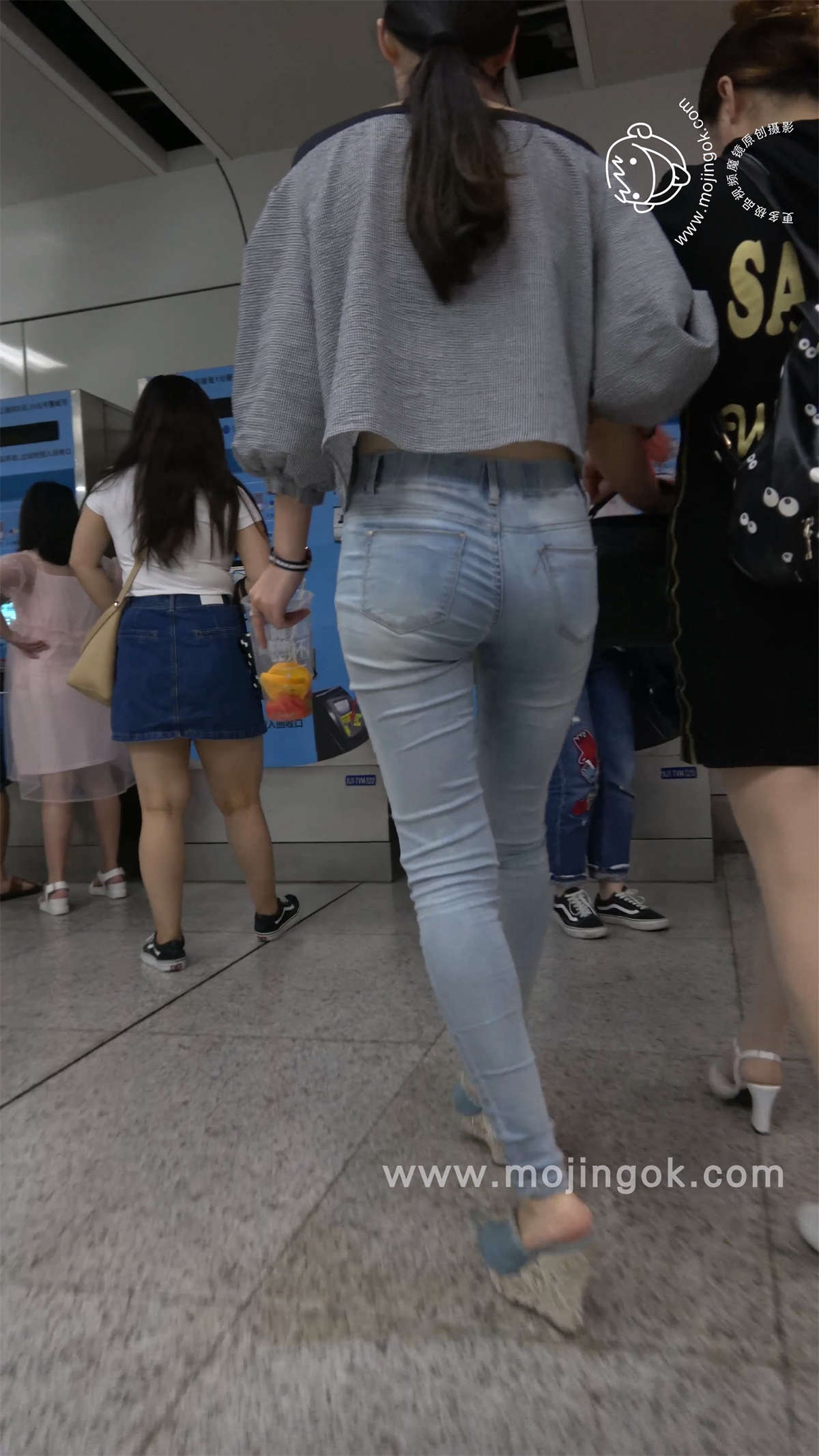 苗条细腿坡高跟蓝牛美女-日更街拍