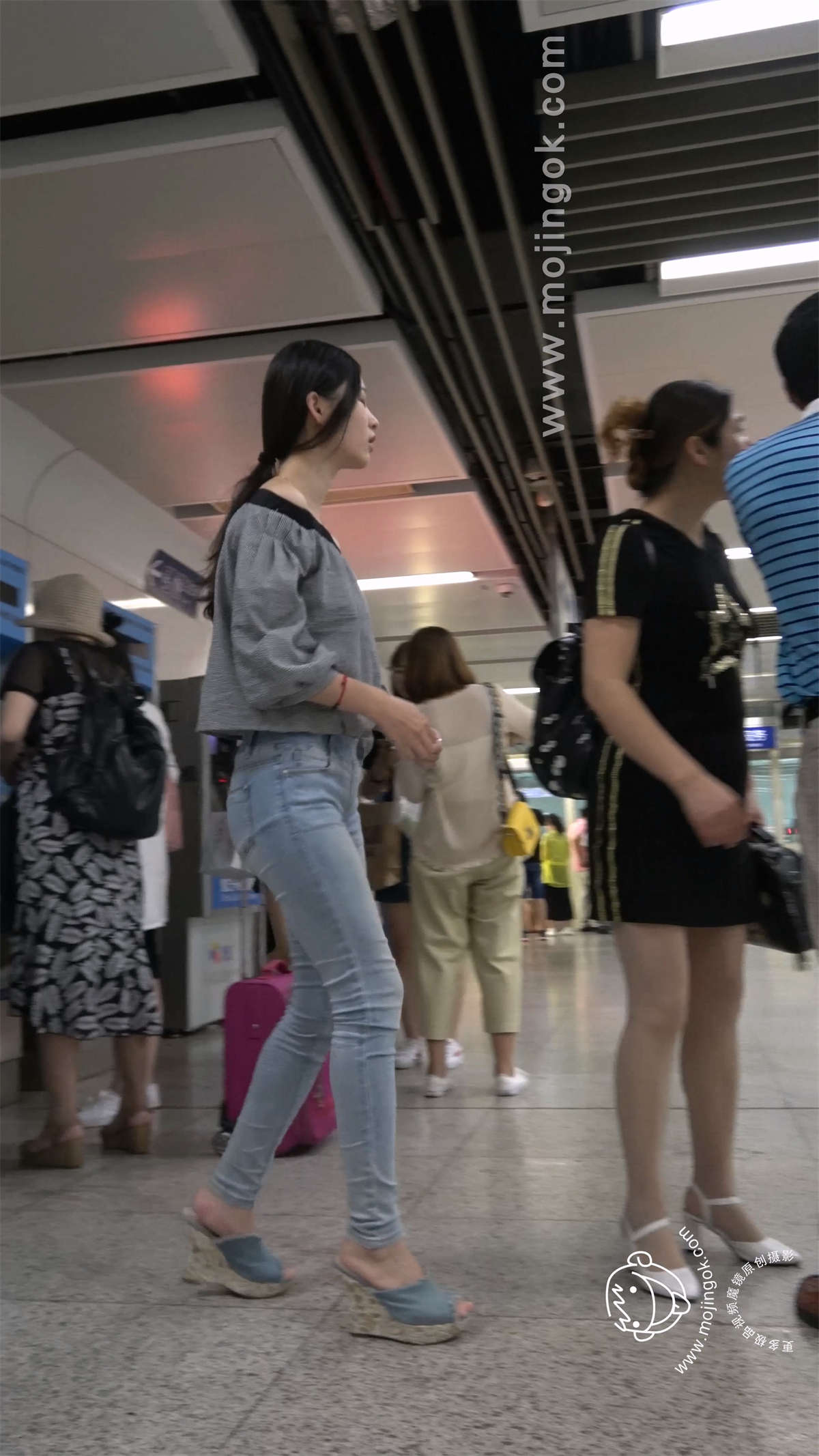 图片[2]-苗条细腿坡高跟蓝牛美女-日更街拍