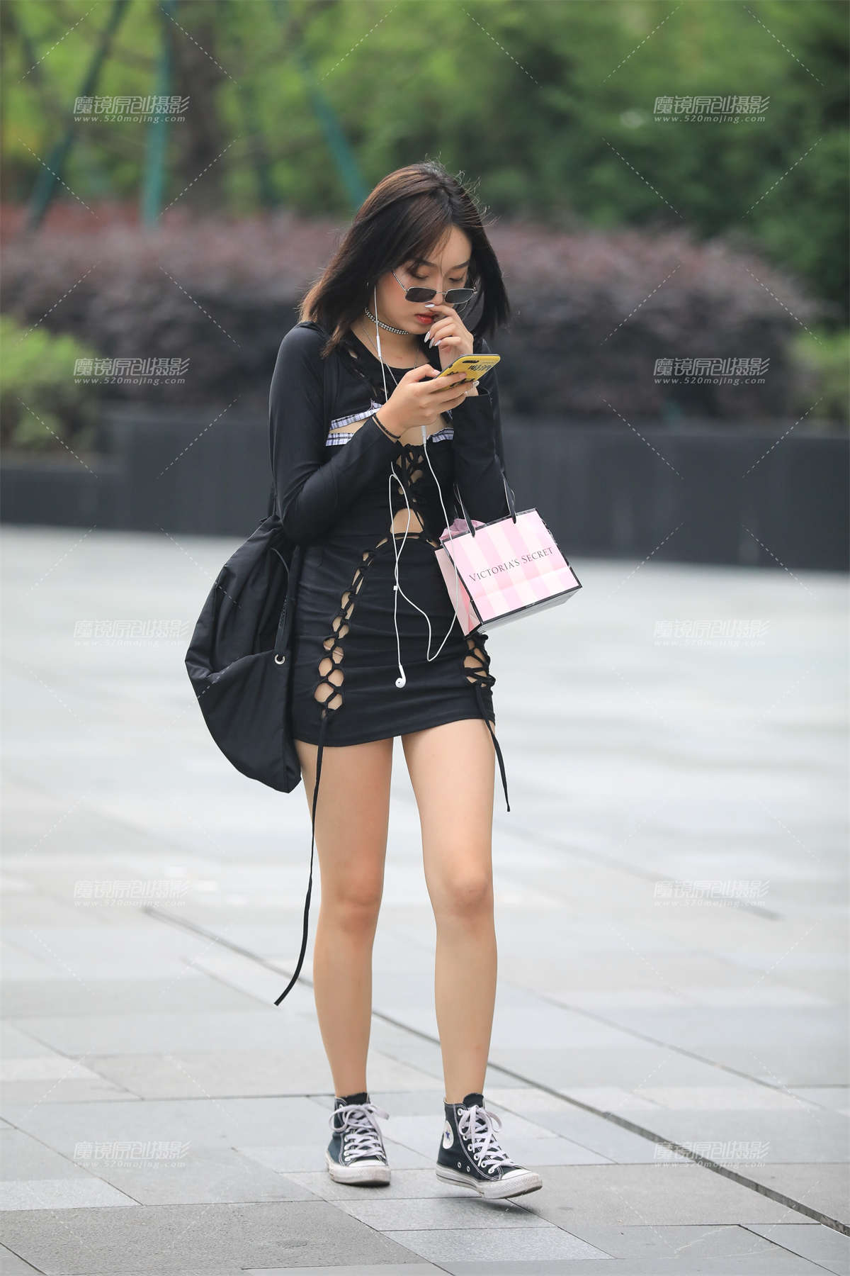 镂空包臀裙 有点性感-日更街拍