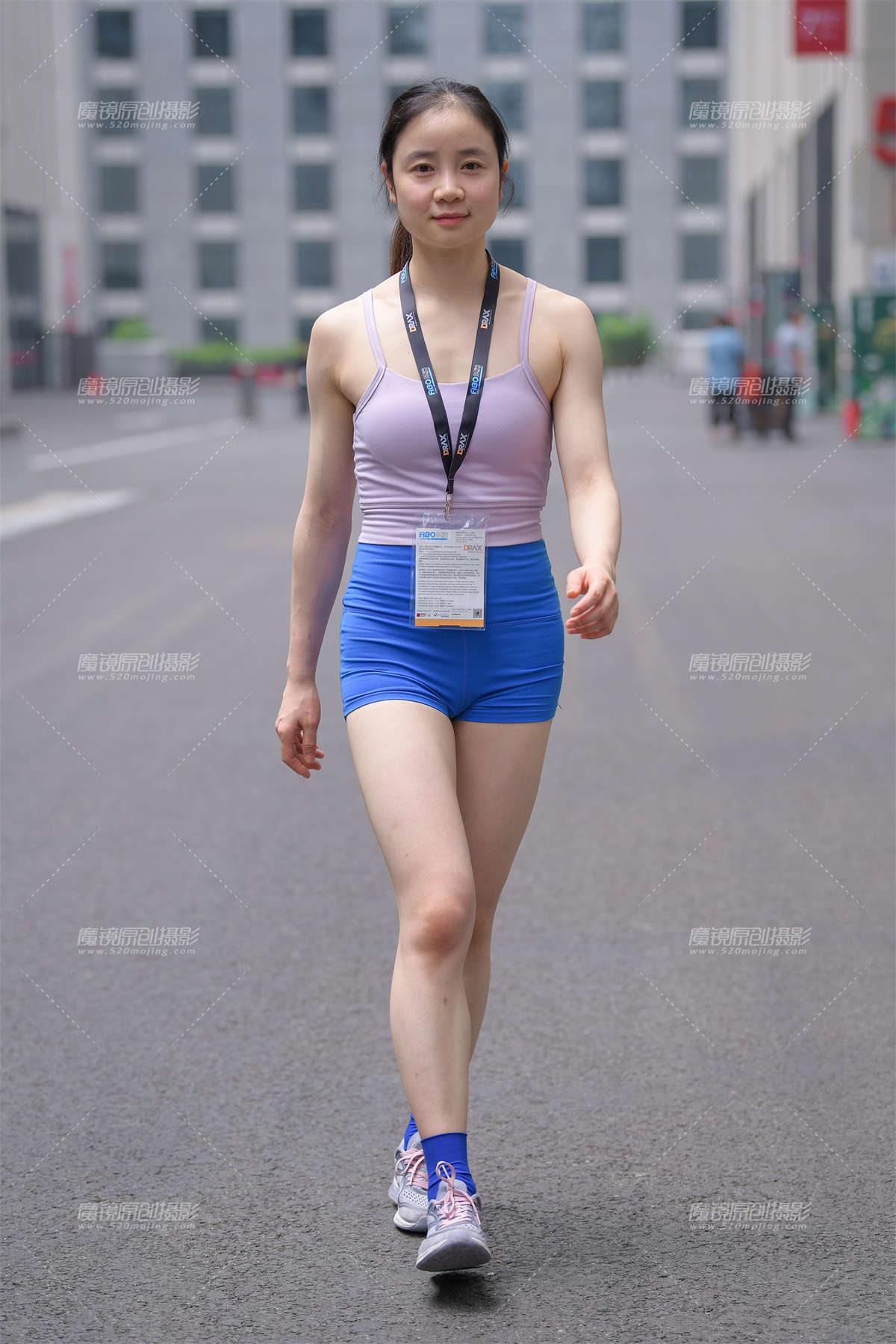 【街拍之魂赛帖】蓝色紧身短裤-日更街拍