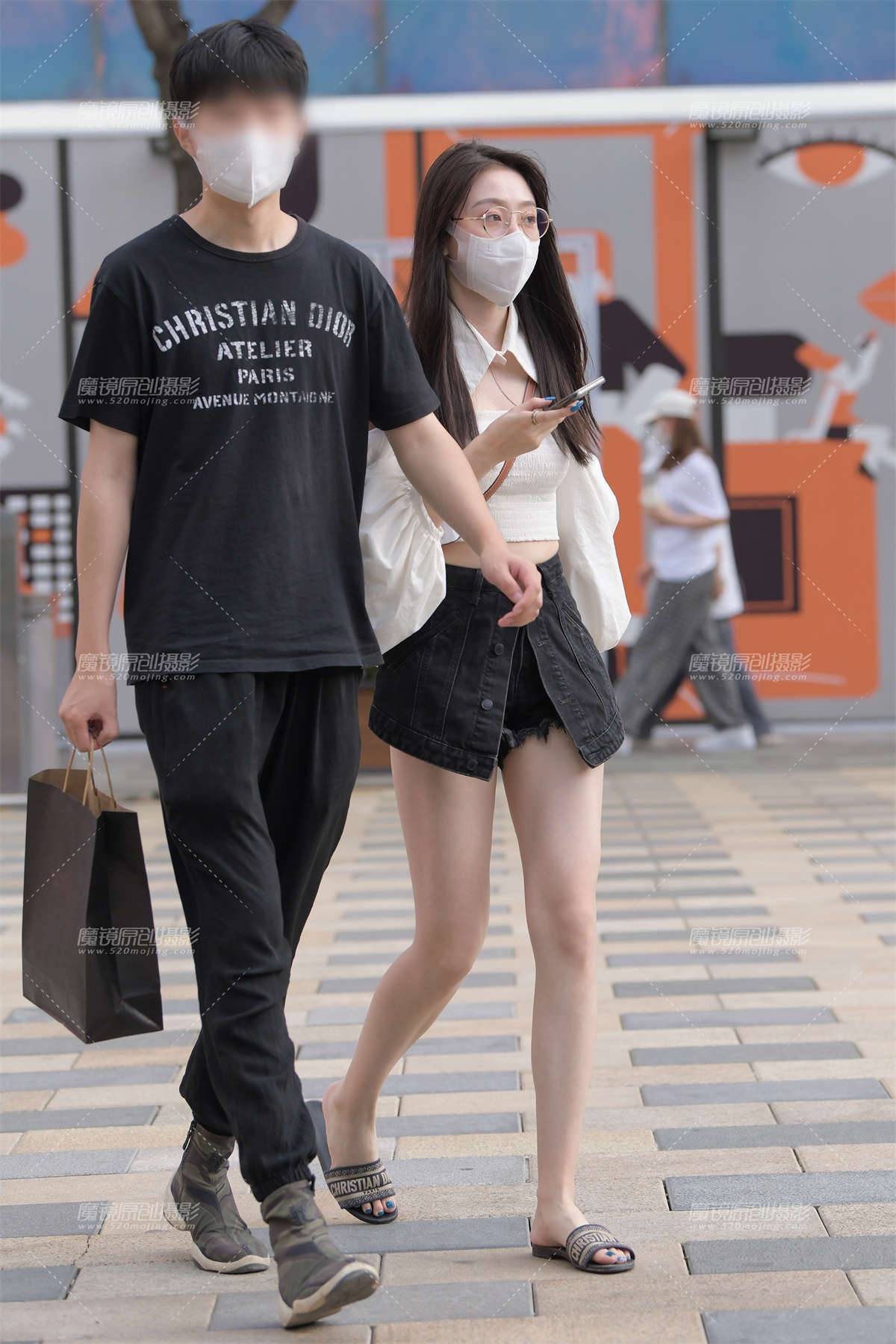 白色泡泡袖热裤美女-日更街拍