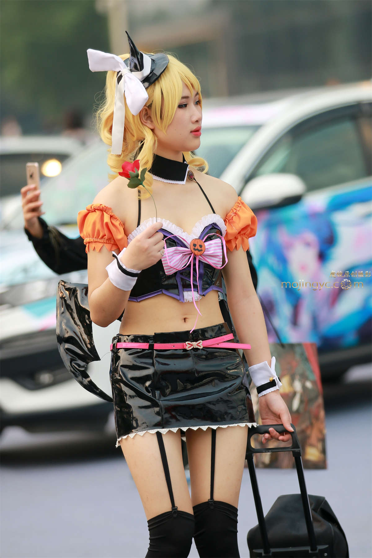 【二次元的世界①】裸背 吊带丝袜【附搭讪视频】-日更街拍