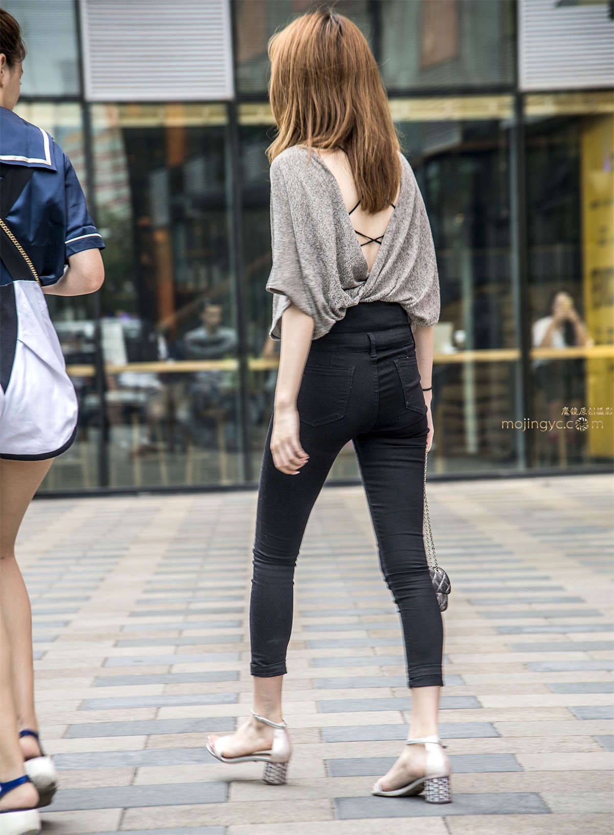 图片[2]-紧身牛仔裤包裹出性感的臀部-日更街拍