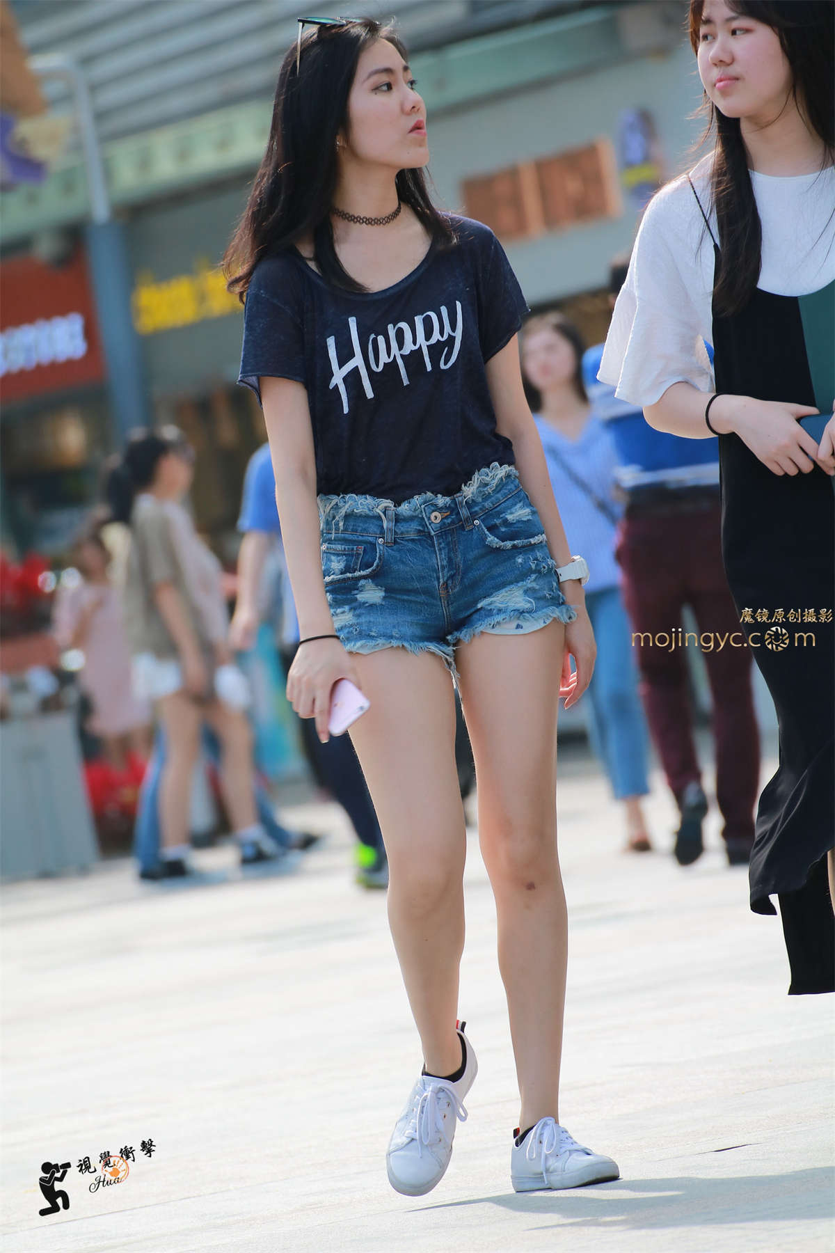 玩自拍的小清新热裤美眉-日更街拍