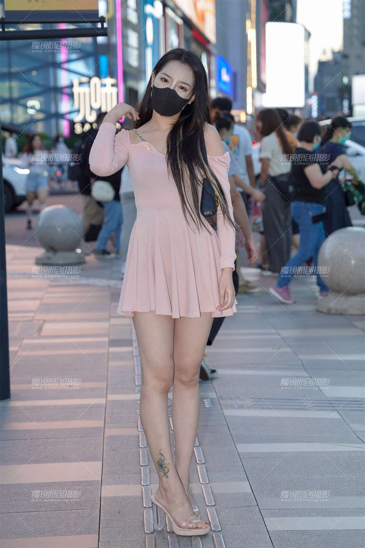 粉裙美眉-日更街拍