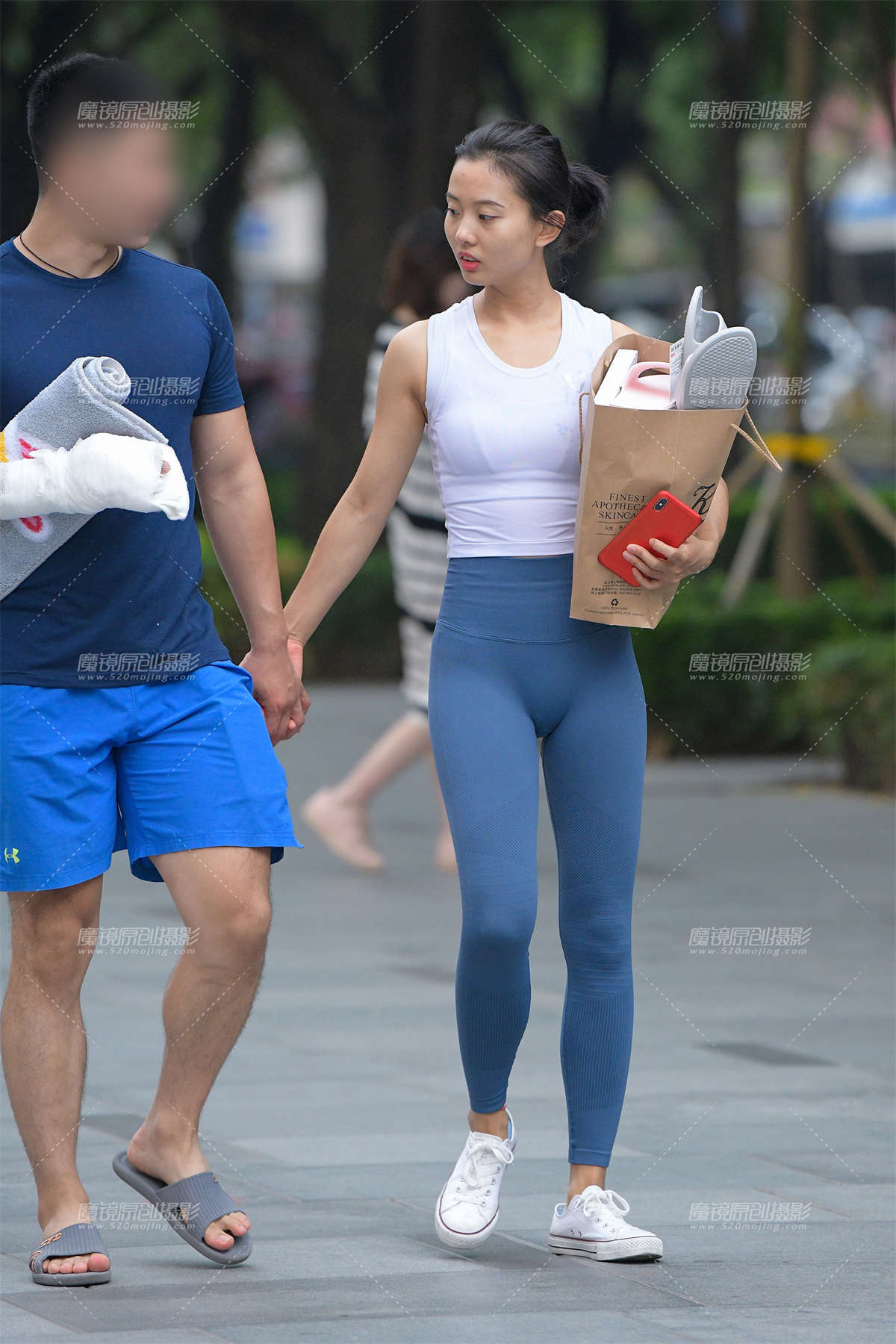 【街拍之魂赛帖】蓝色紧身小姐姐-日更街拍