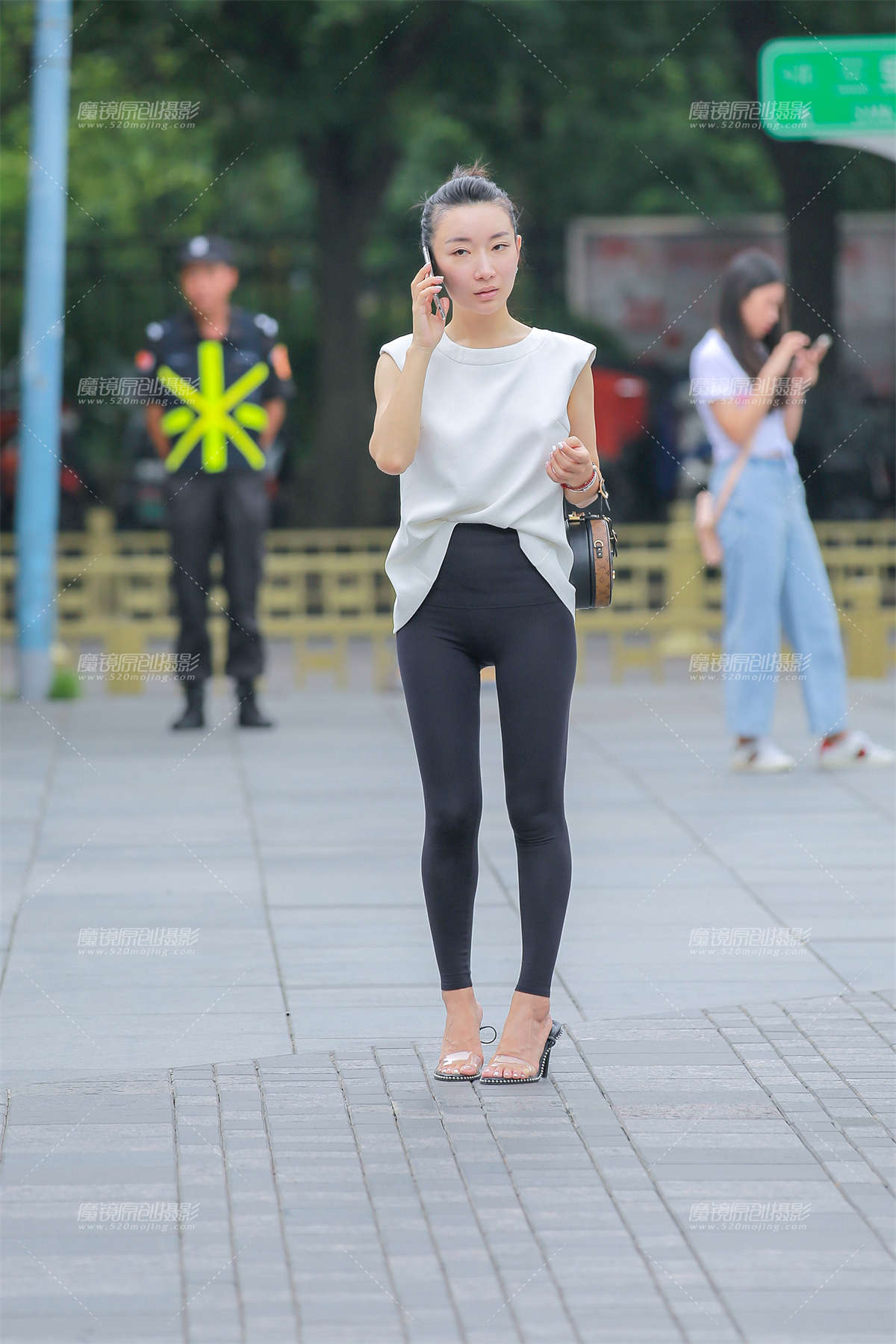 黑瑜伽裤小姐姐-日更街拍