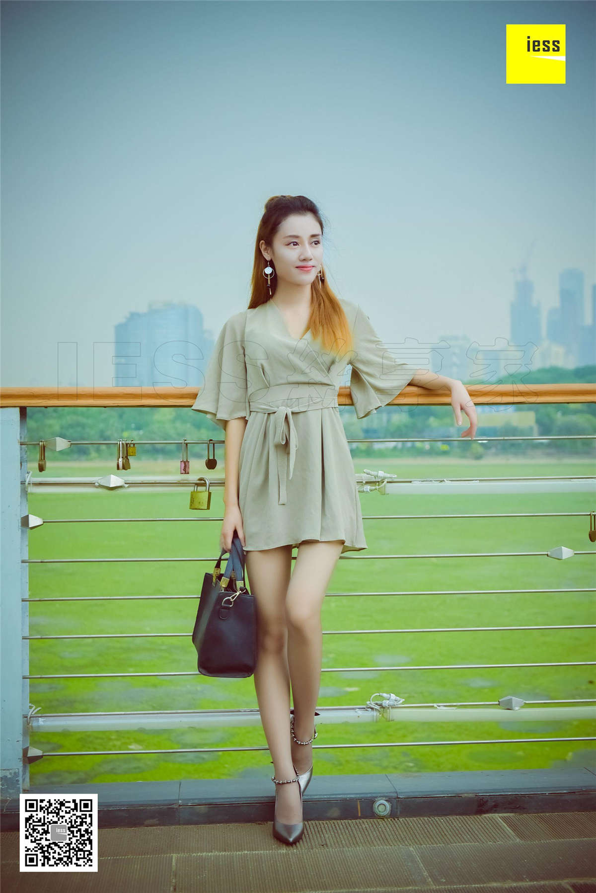 IESS异思趣向 丝享家123期：闪光灯下的灰丝晶晶-日更街拍