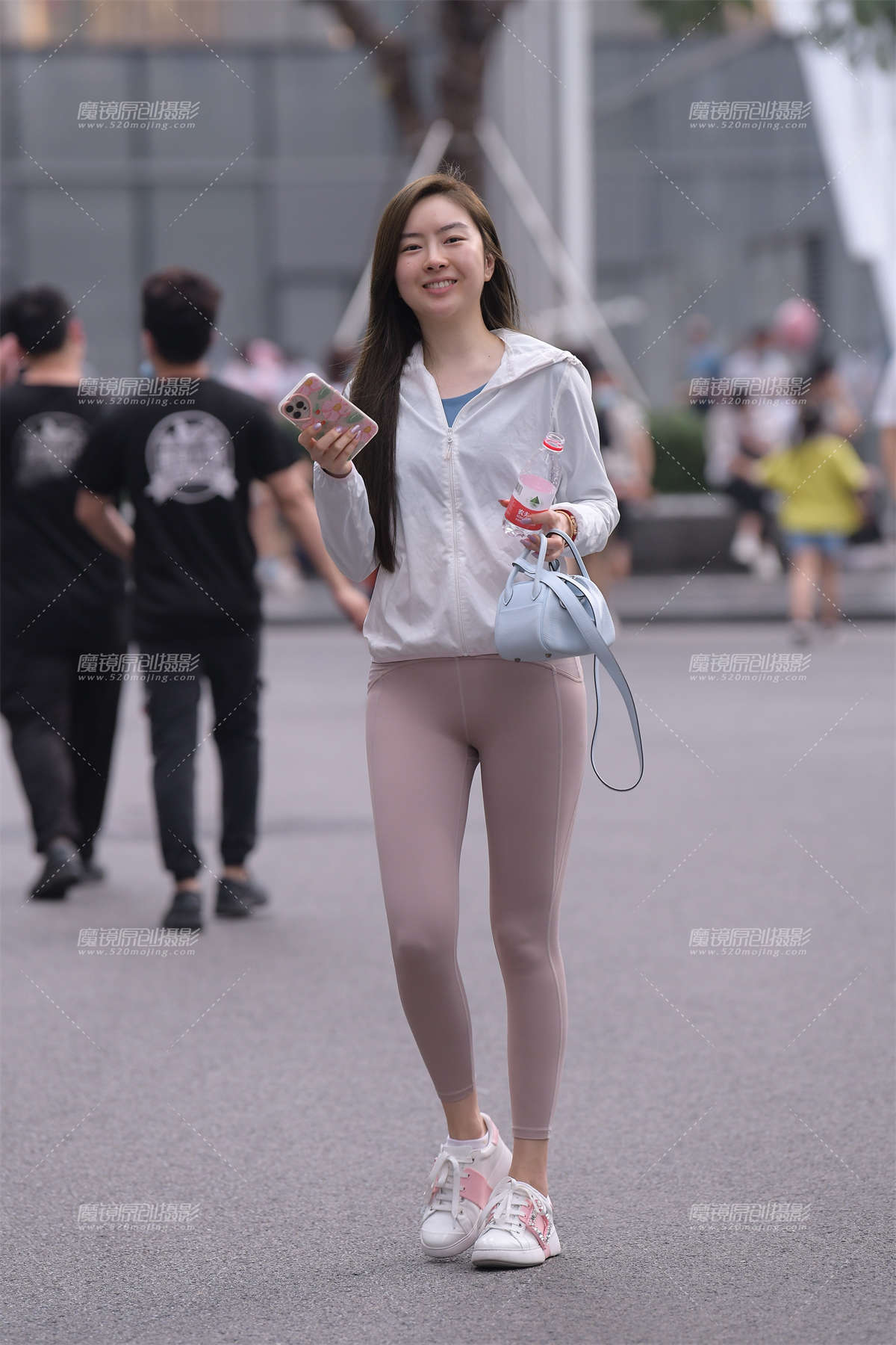 素爱笑紧身裤小姐姐~-日更街拍