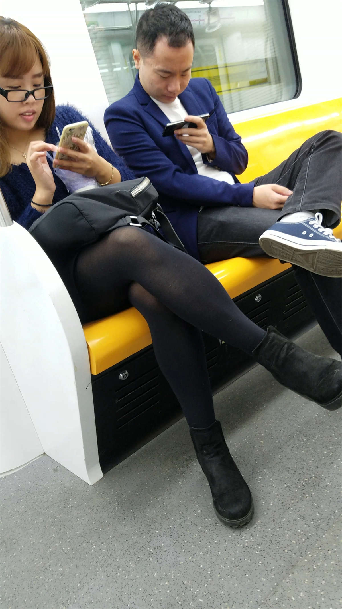 图片[2]-地铁黑色丝袜OL少妇-日更街拍