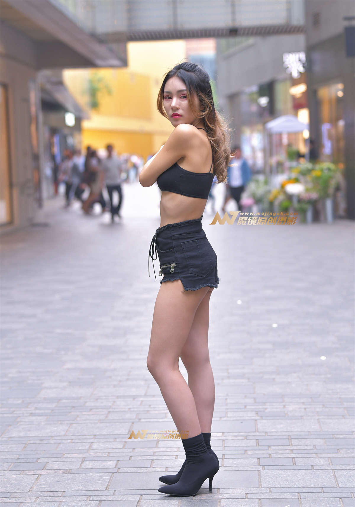 图片[2]-【红石赛帖】身材火辣黑色小热裤-日更街拍