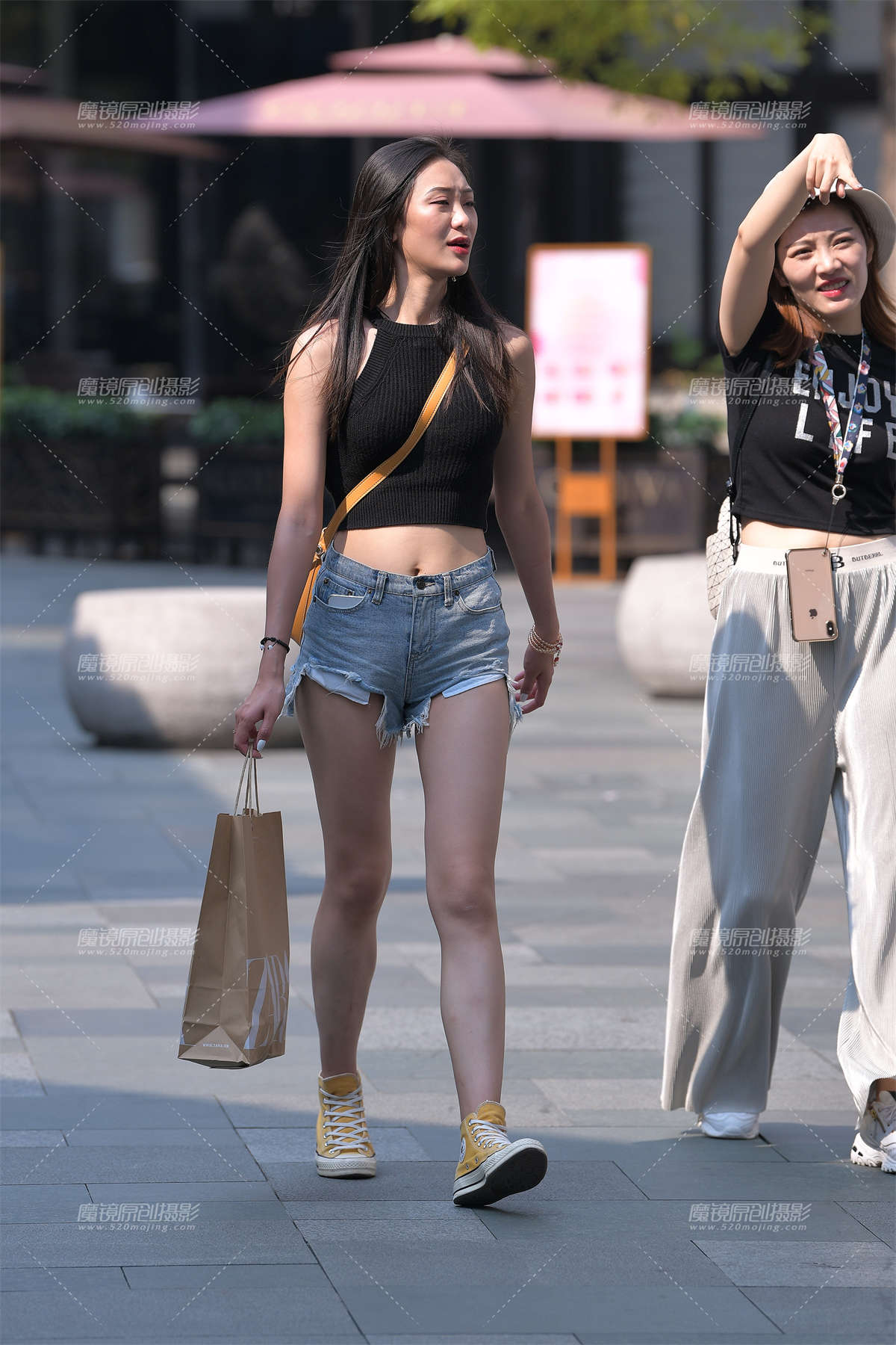 热裤，大长腿的小姐姐-日更街拍