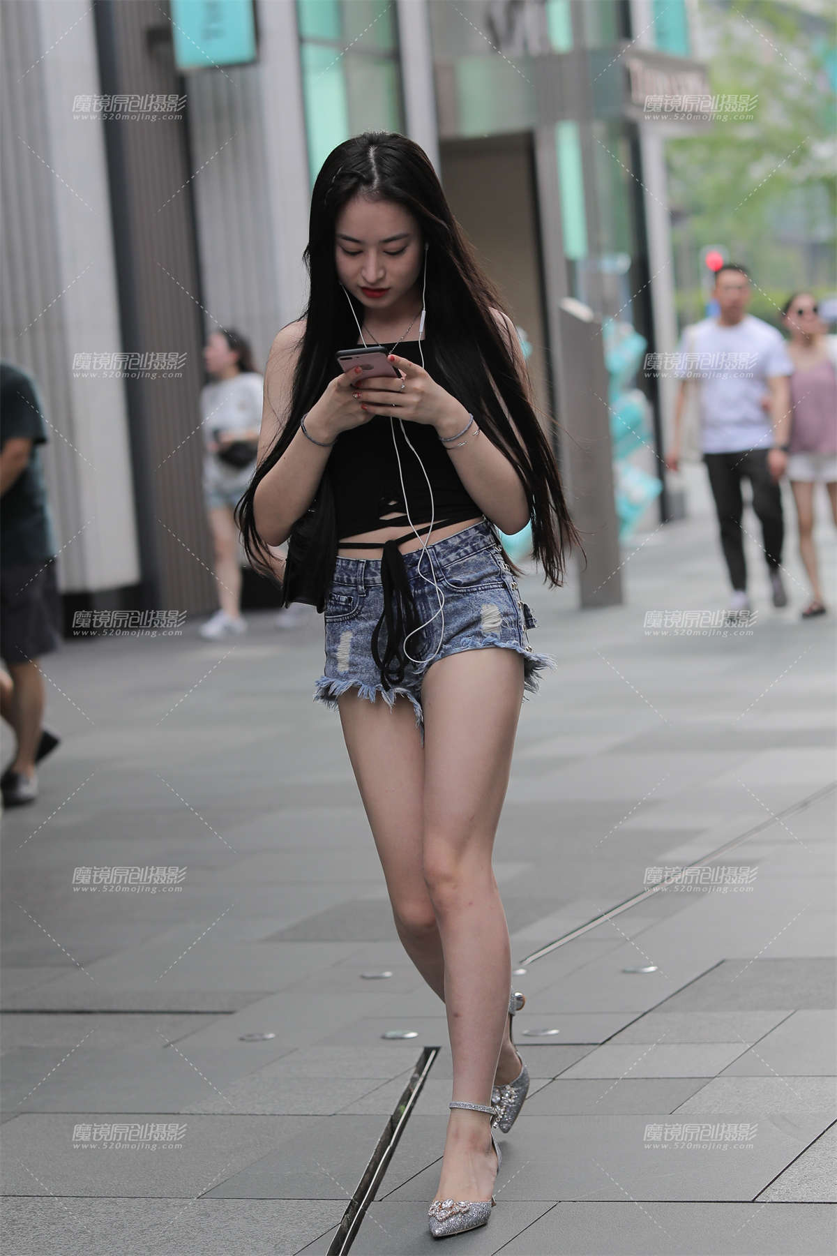 短袖热裤高跟 夏天的必备-日更街拍