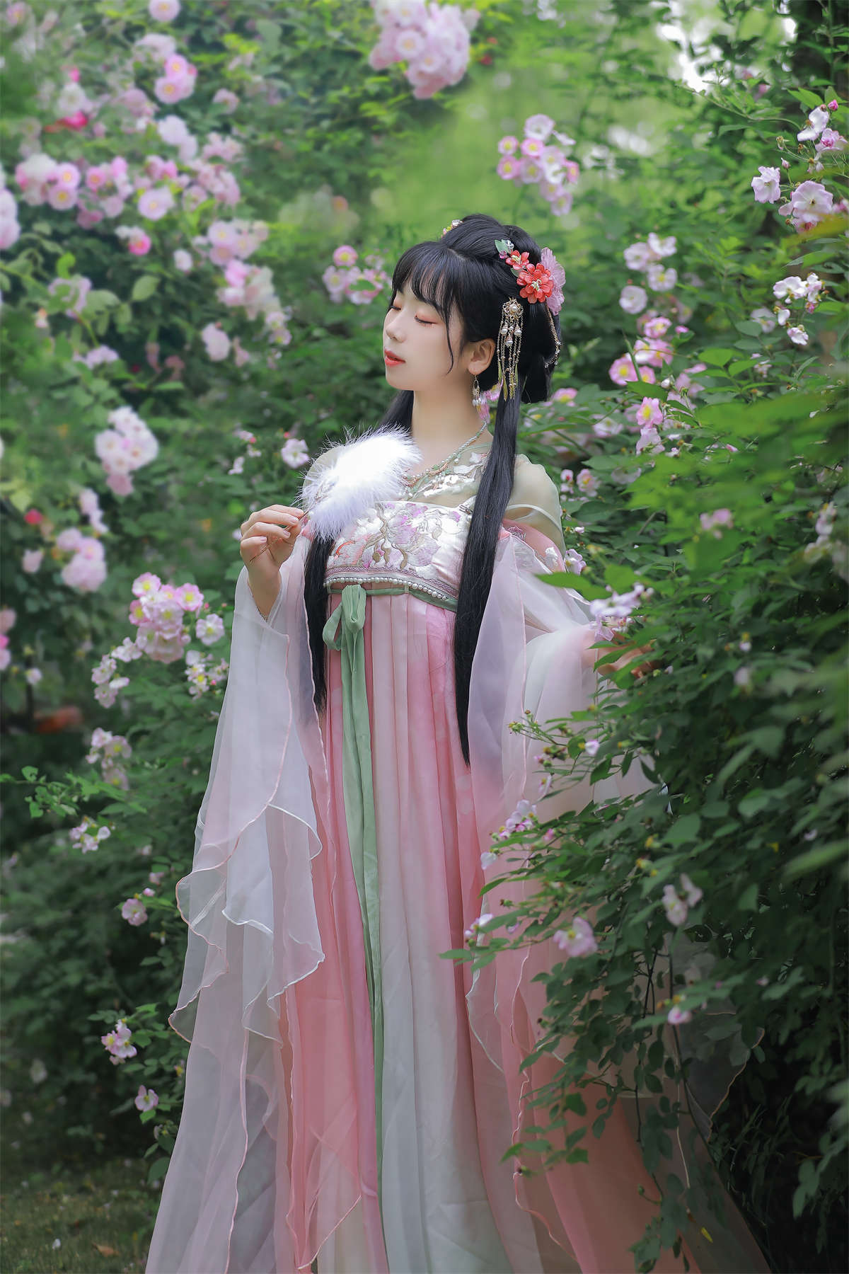 图片[2]-YITUYU艺图语 2025.03.27 花丛少女 周周Ay-日更街拍