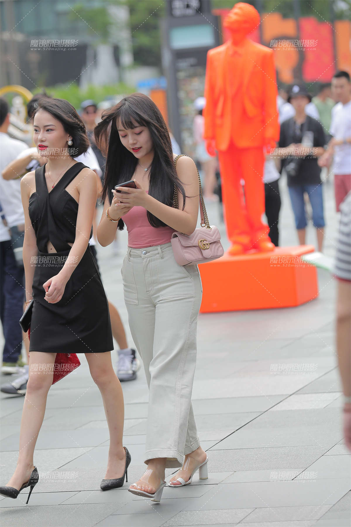 肉都都的可爱美眉-日更街拍