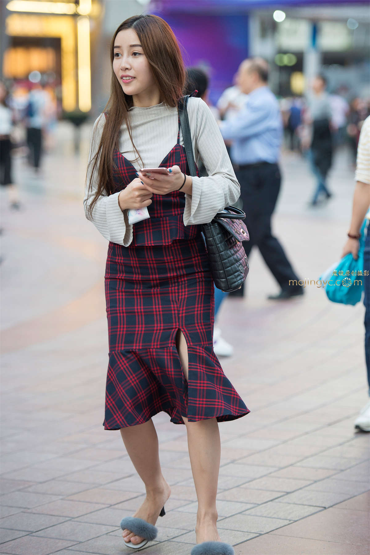 格纹鱼摆裙凉拖大白腿美女-日更街拍