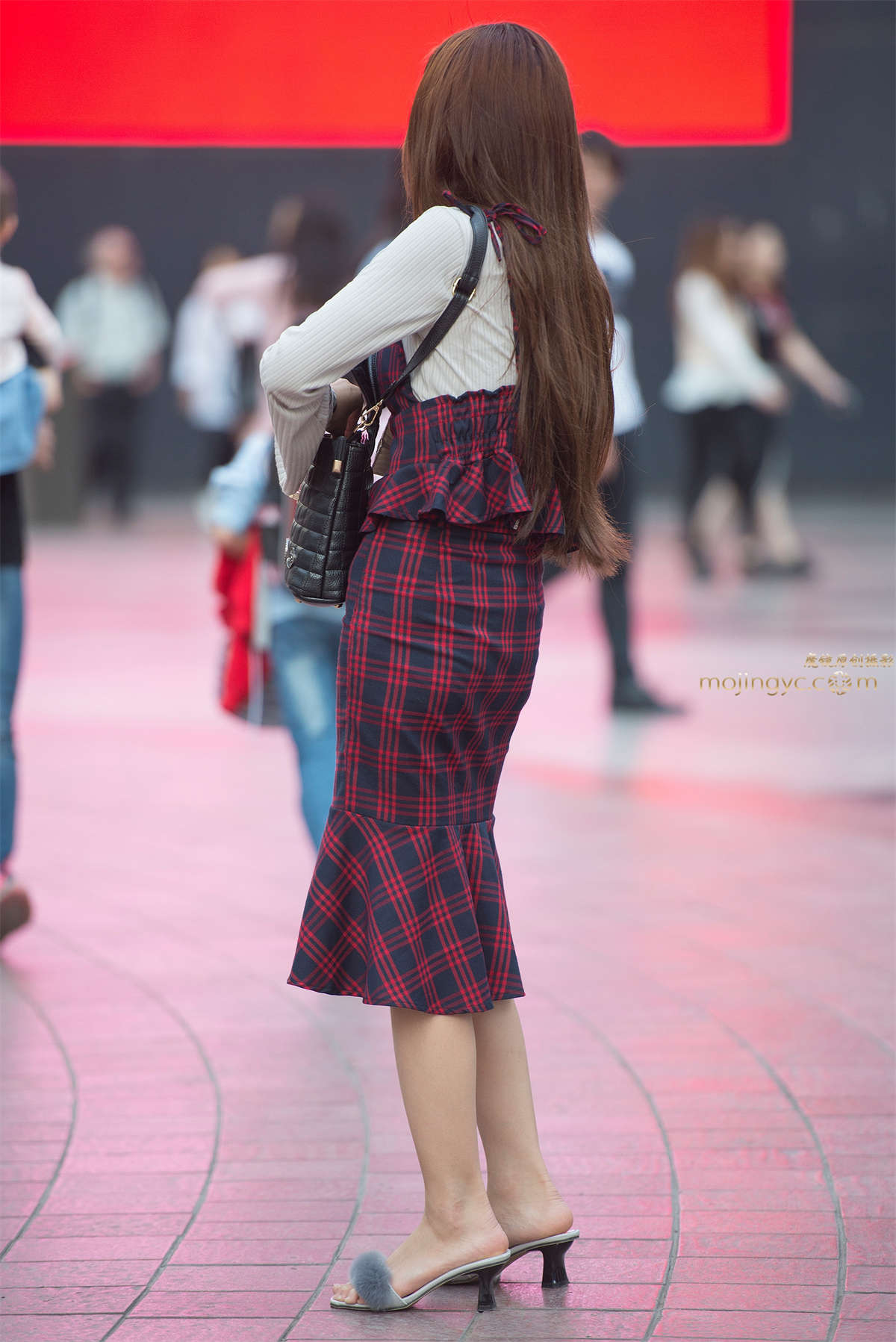 图片[2]-格纹鱼摆裙凉拖大白腿美女-日更街拍