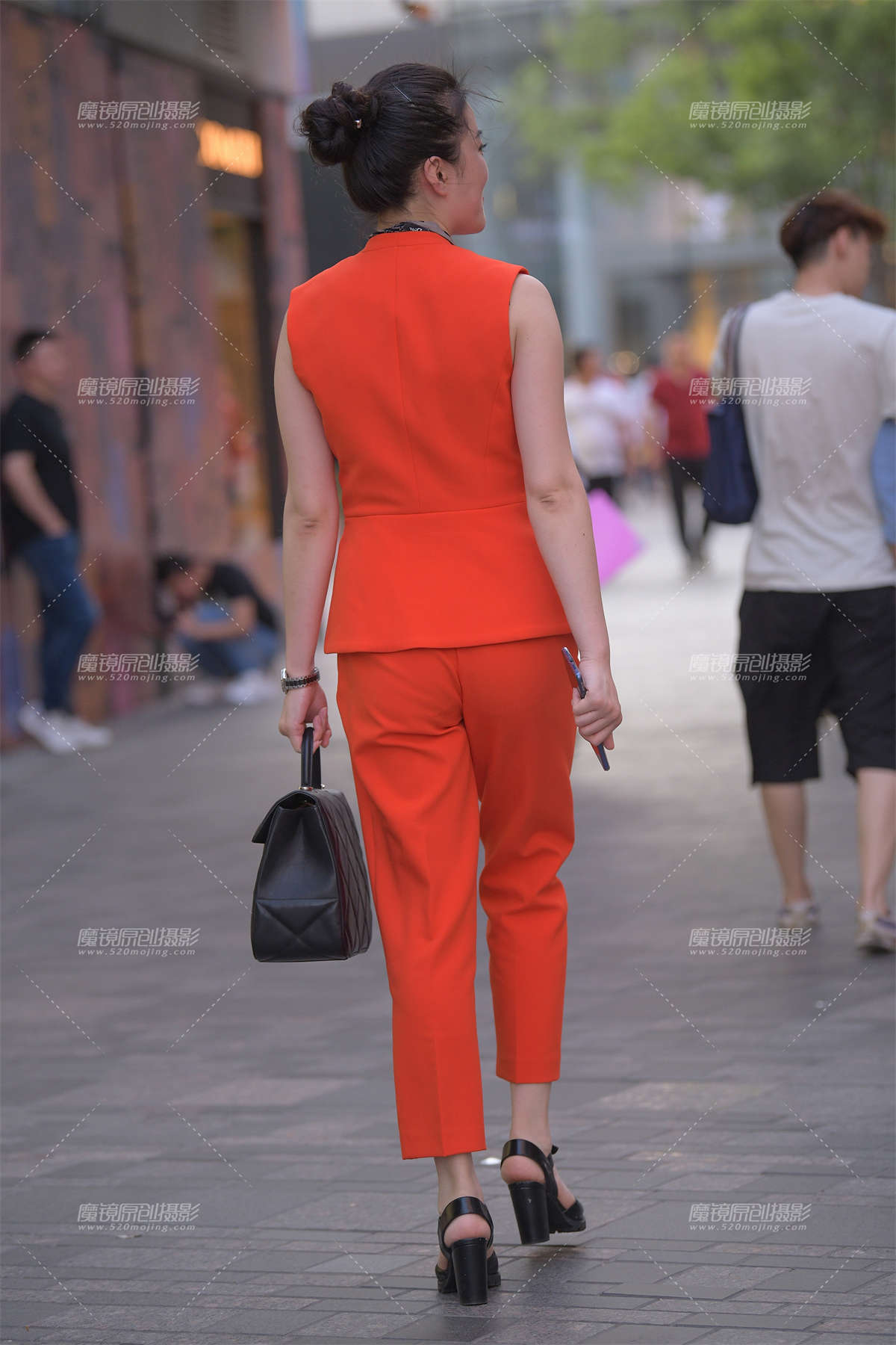 图片[2]-【街拍之魂赛帖】搭讪典雅红衣美妇，你喜欢吗-日更街拍