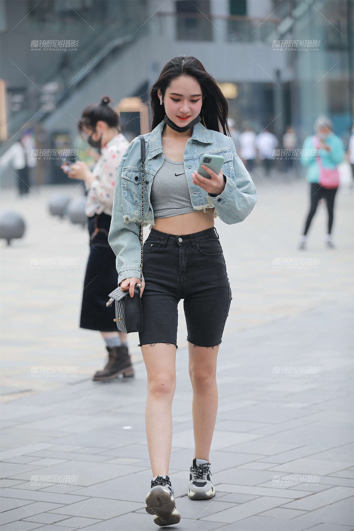 【玻璃赛帖】黑色牛仔短裤小仙女-日更街拍