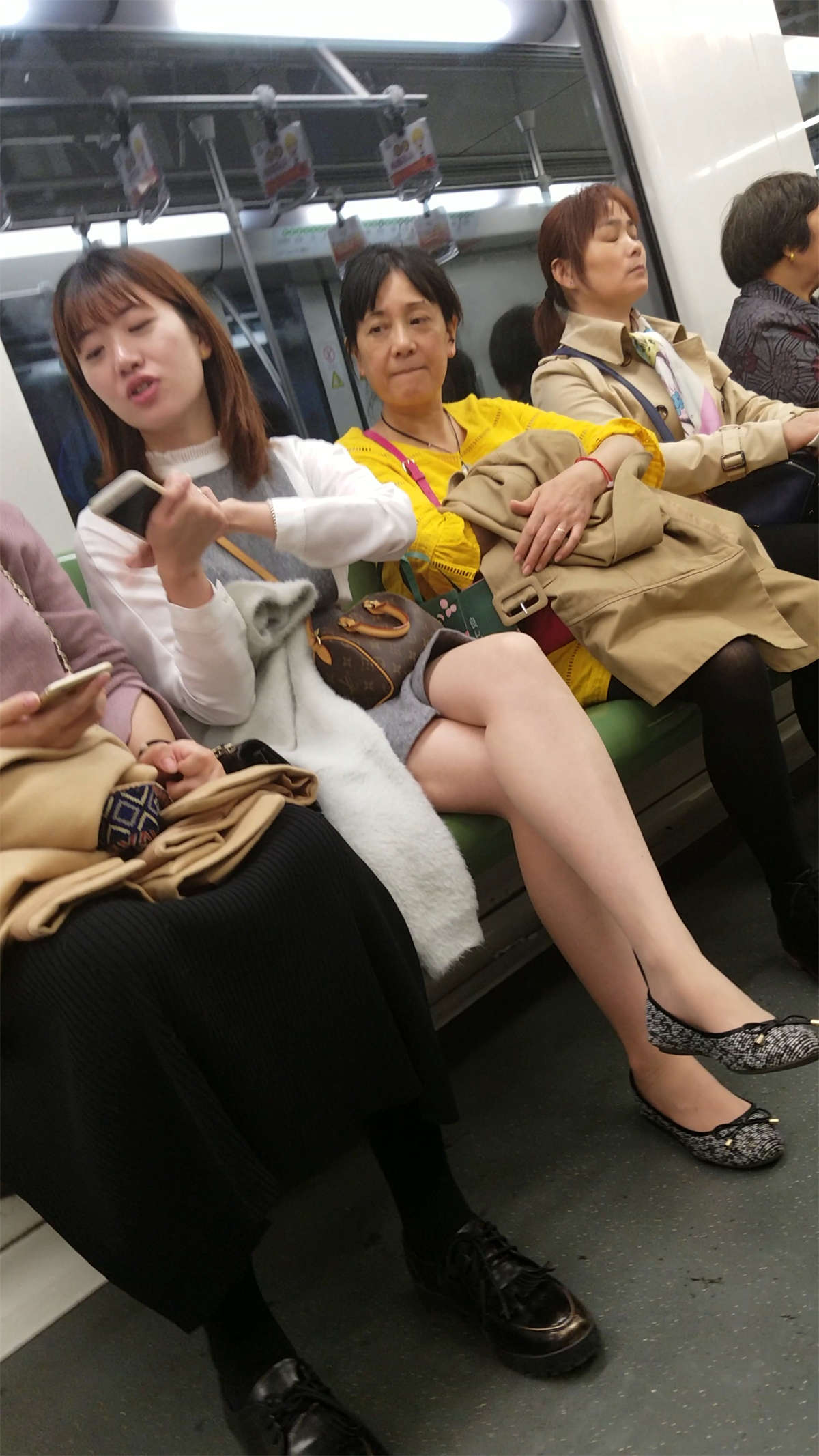 图片[2]-地铁连衣裙肉色丝袜少妇极品白皙美腿-日更街拍