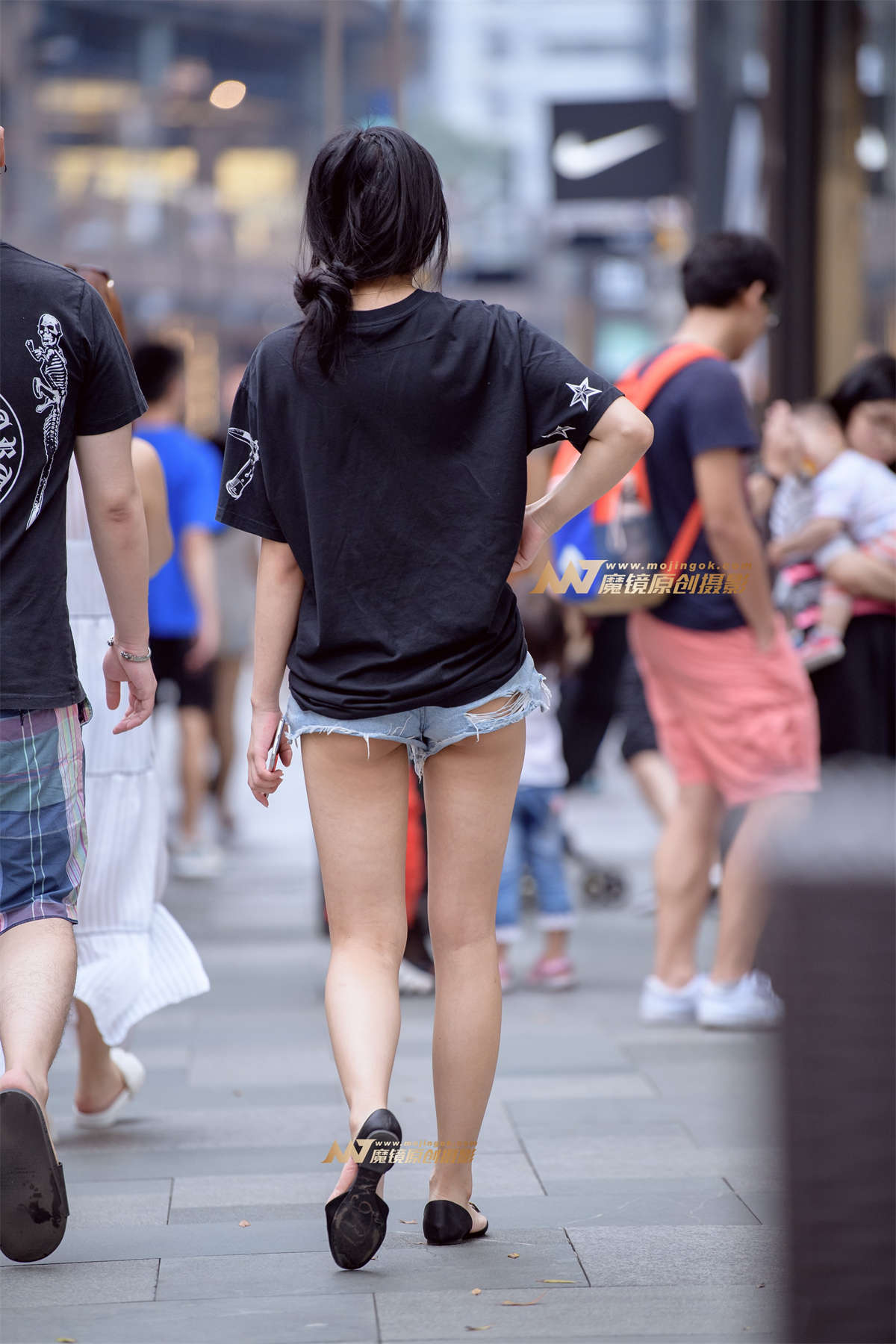 图片[2]-【久久赛帖】超短热裤妹子小露月牙-日更街拍