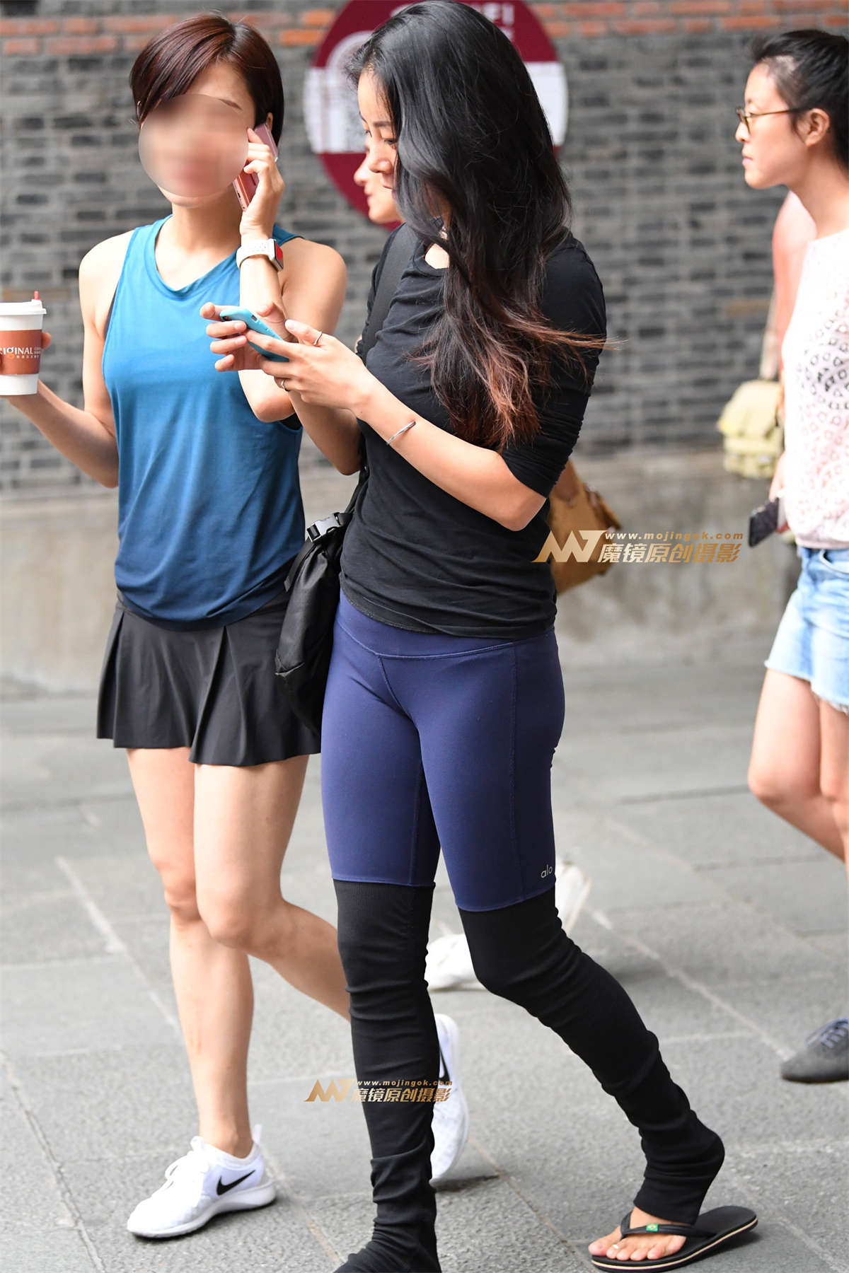 蓝色紧身瑜伽裤长靴少妇-日更街拍