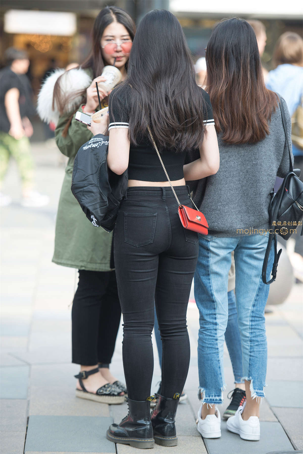 图片[2]-黑紧裤美臀美女-日更街拍