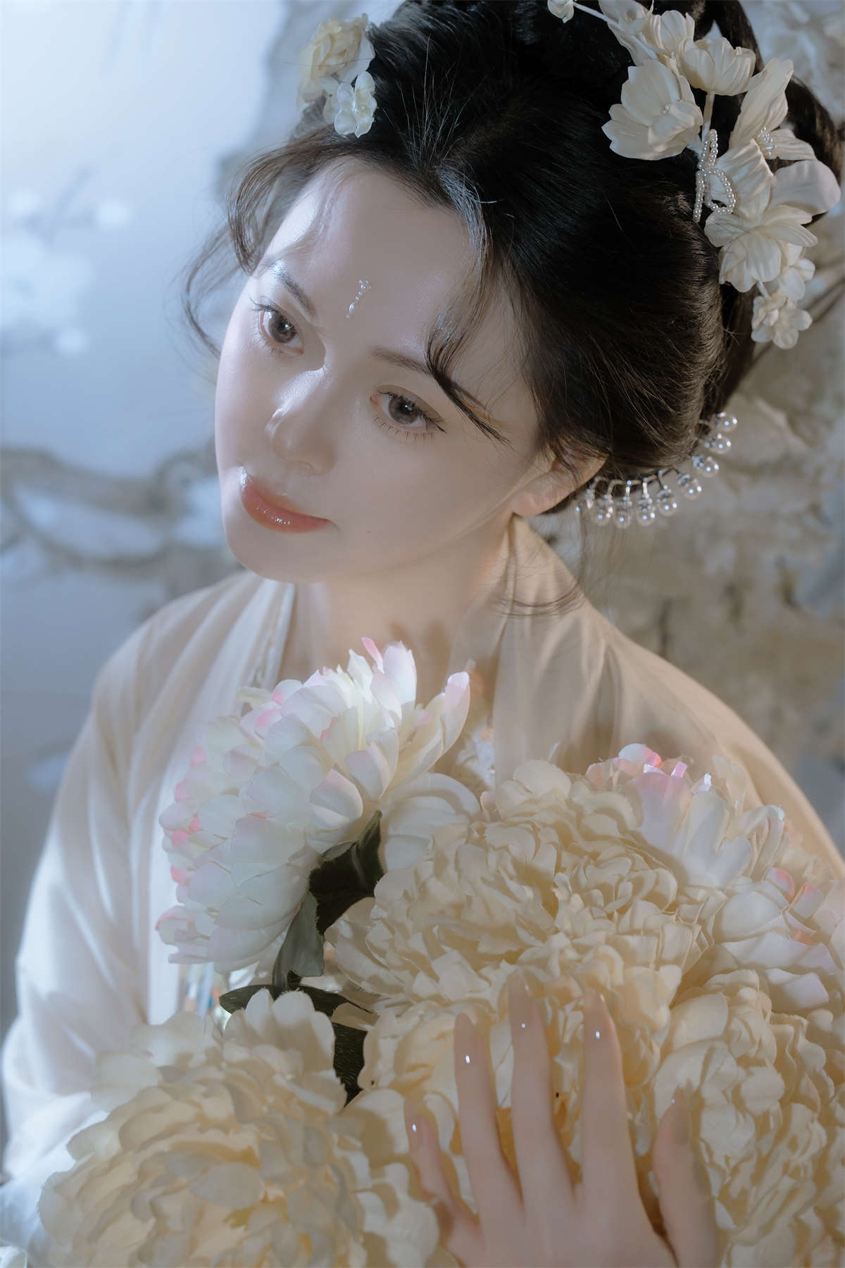 YITUYU艺图语 2024.05.02 她清冷如月光 花与她-日更街拍