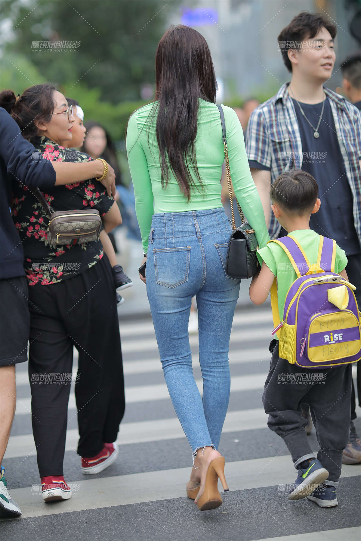 图片[2]-身材窈窕的辣妈-日更街拍