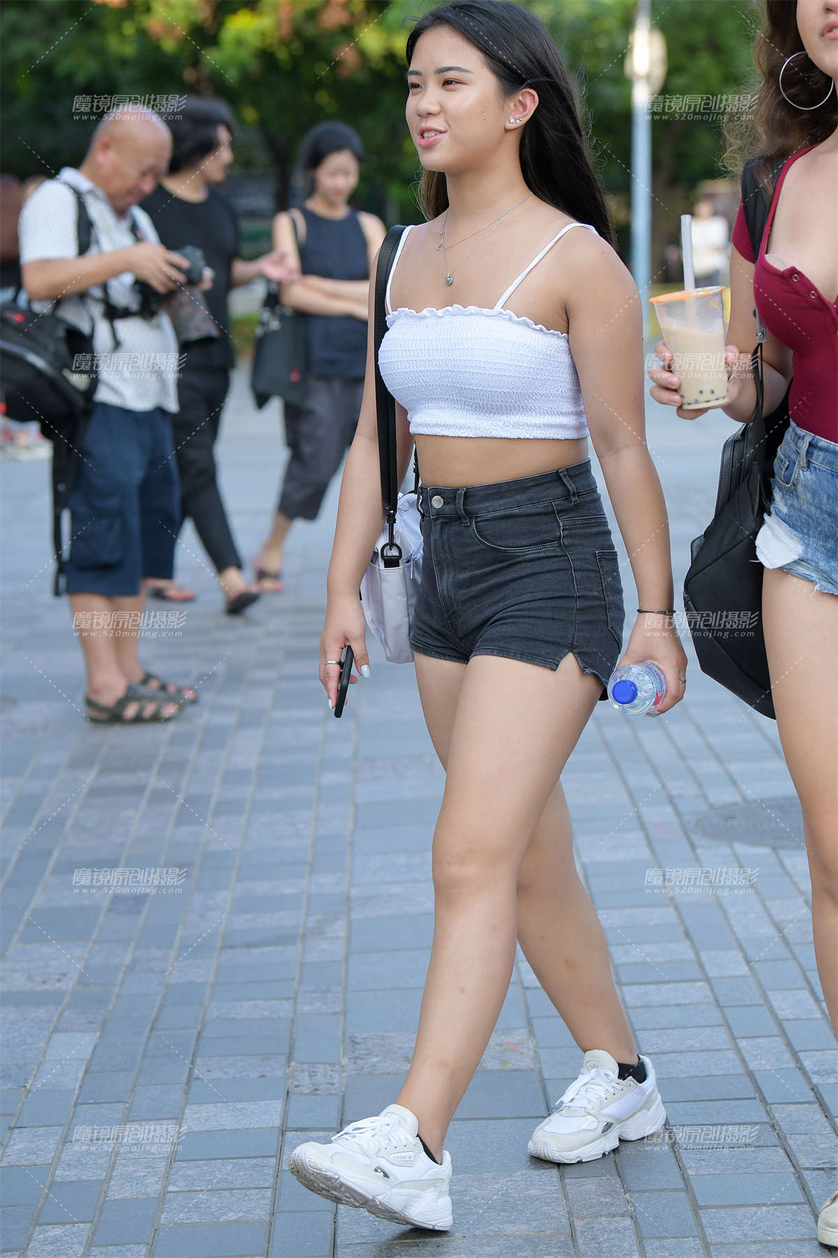 【街拍之魂赛帖】两个饱满的热裤MM-日更街拍