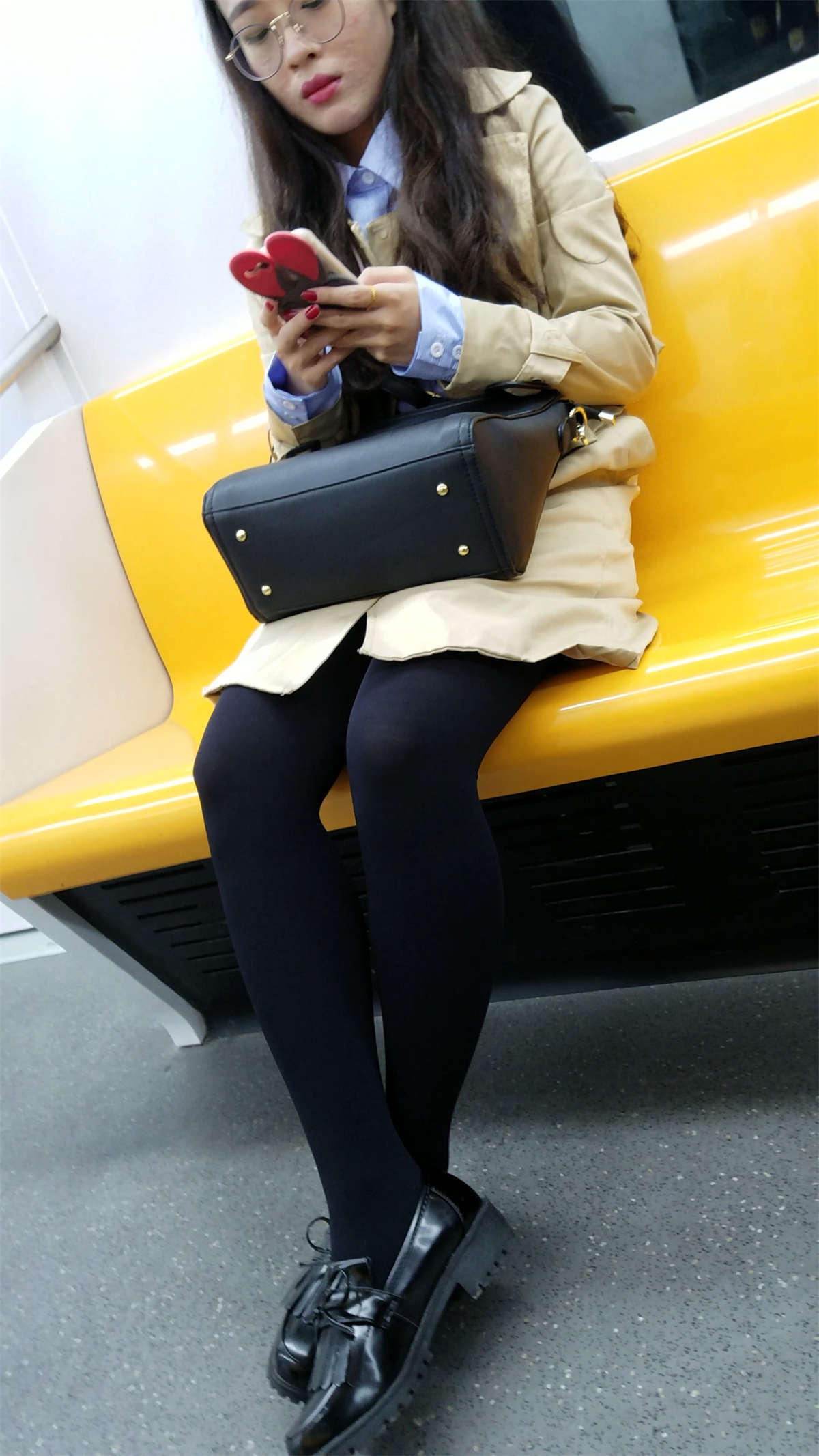 图片[2]-地铁拍摄黑色丝袜黑色皮裙美眉-日更街拍