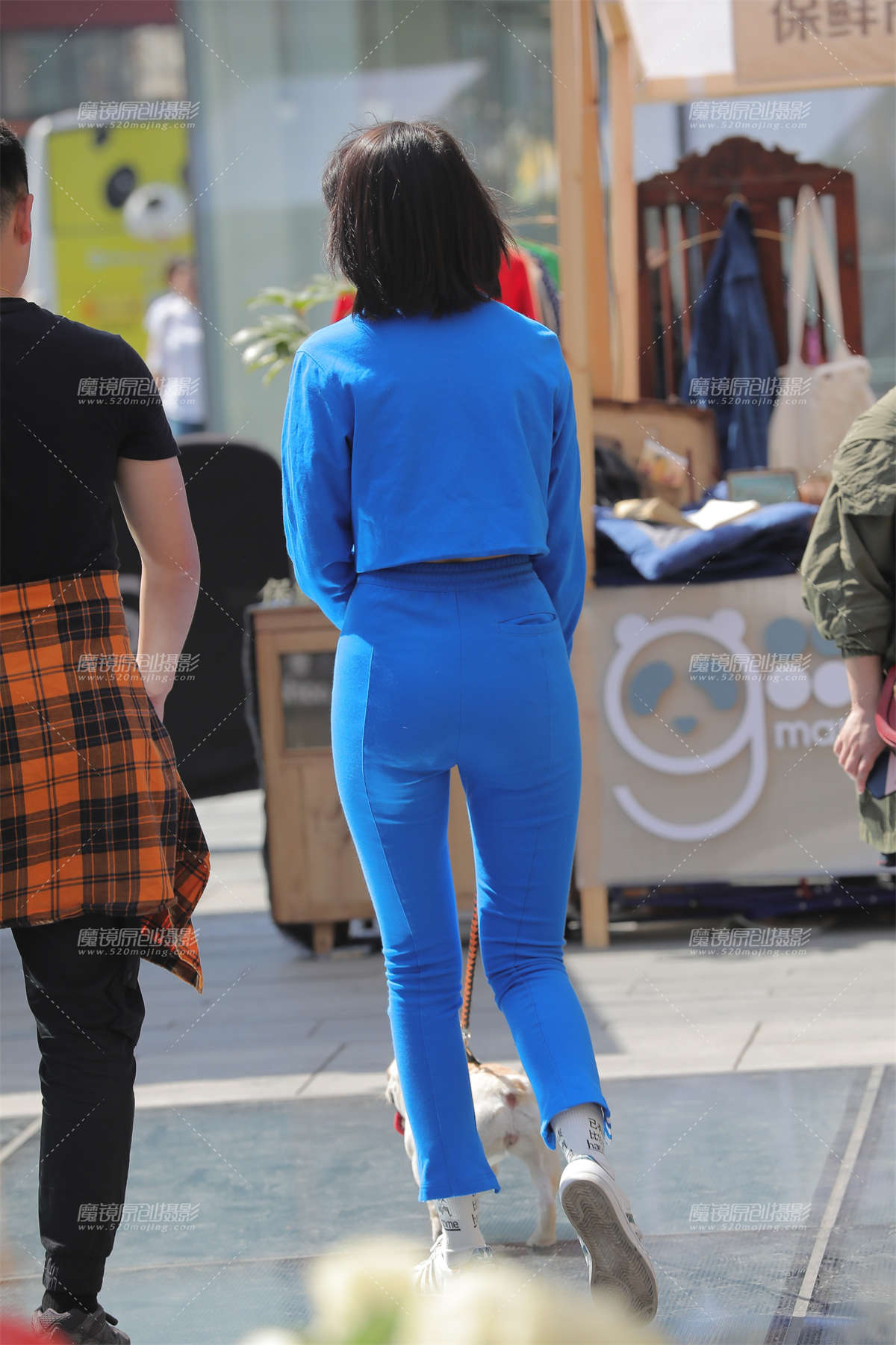 图片[2]-【凯恩赛贴】遛狗的漂亮美眉-日更街拍