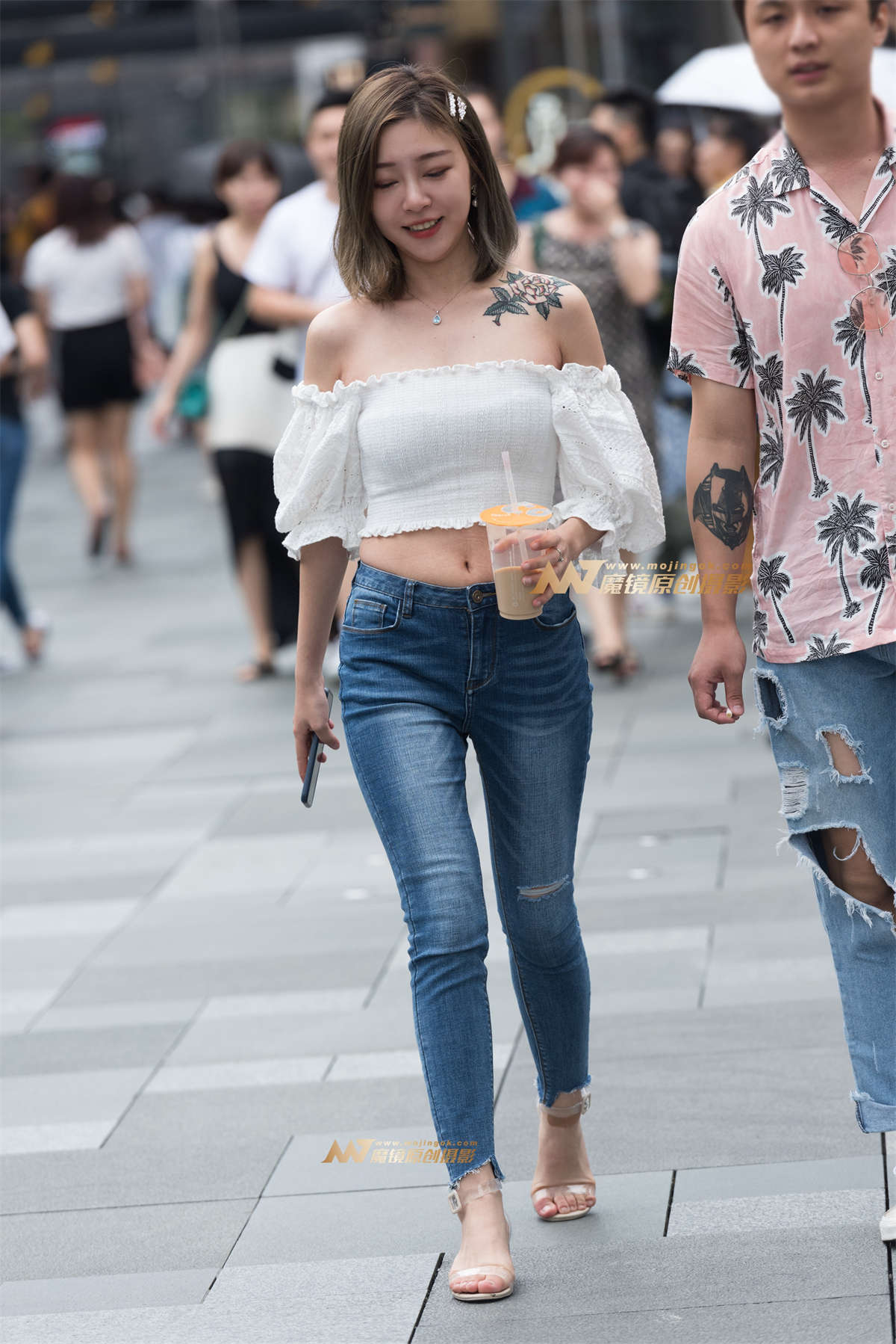 喝奶茶的小姐姐-日更街拍