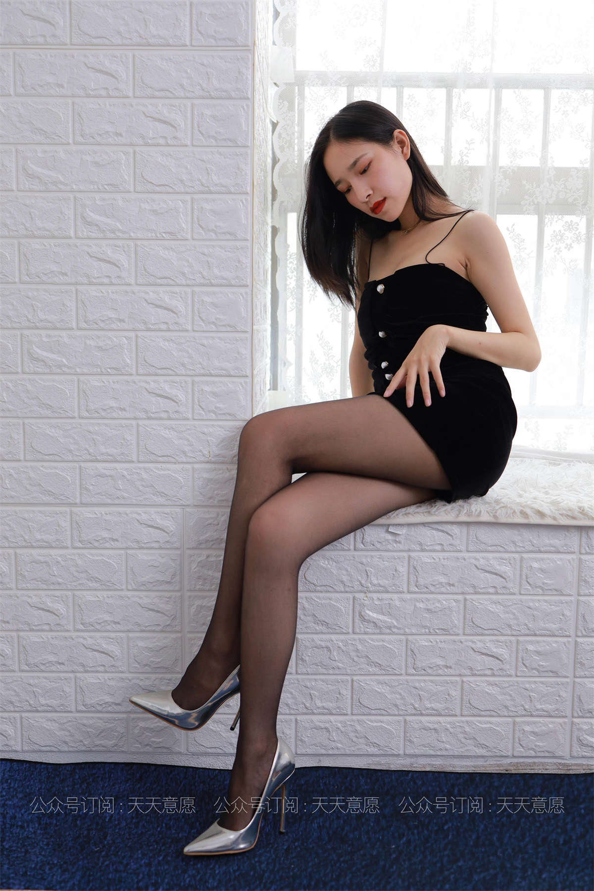 图片[2]-IESS异思趣向 丝享家884期：美子 黑色吊带裙-日更街拍