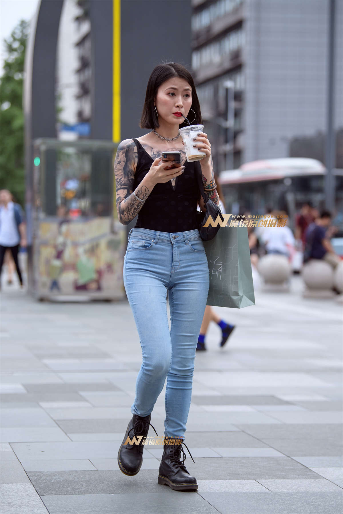 【久久赛帖】潮流紧身牛仔裤美女-日更街拍