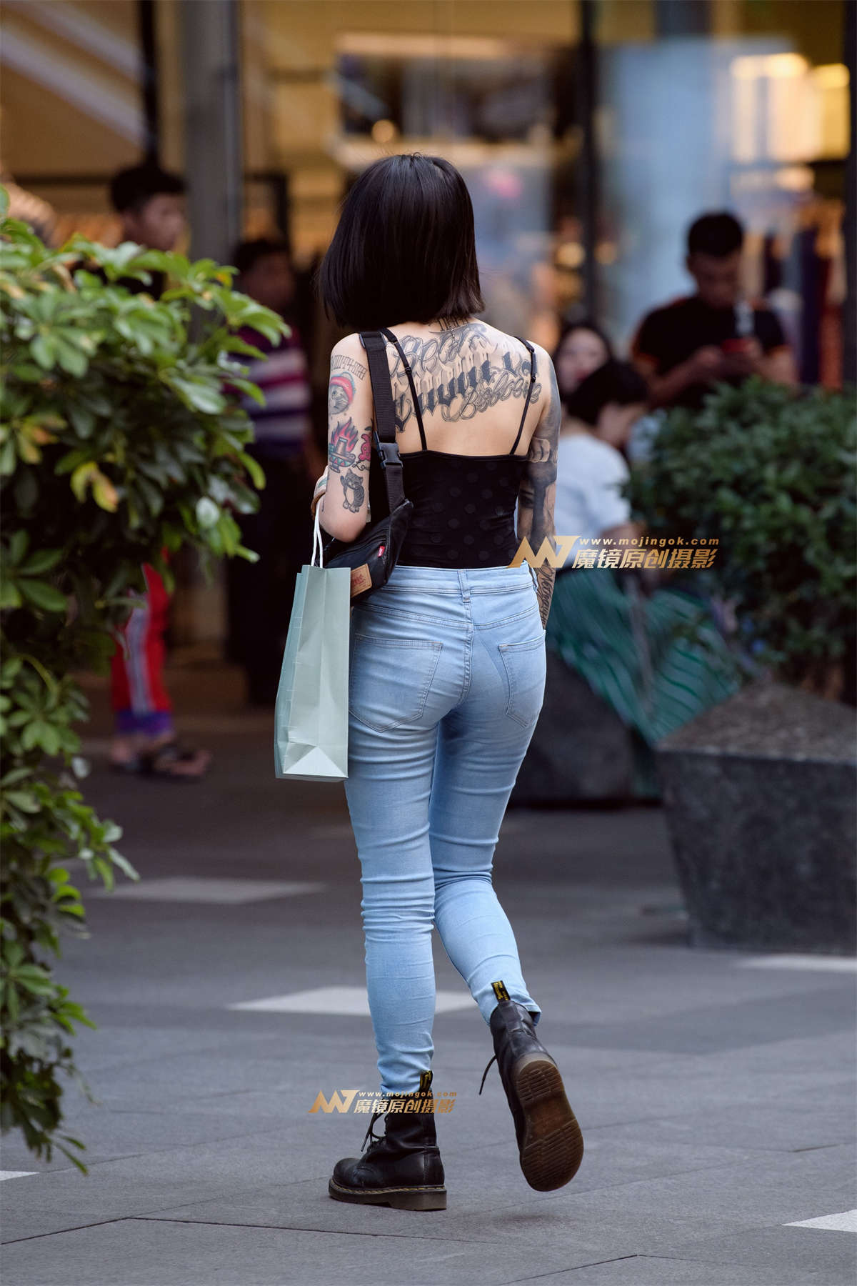 图片[2]-【久久赛帖】潮流紧身牛仔裤美女-日更街拍