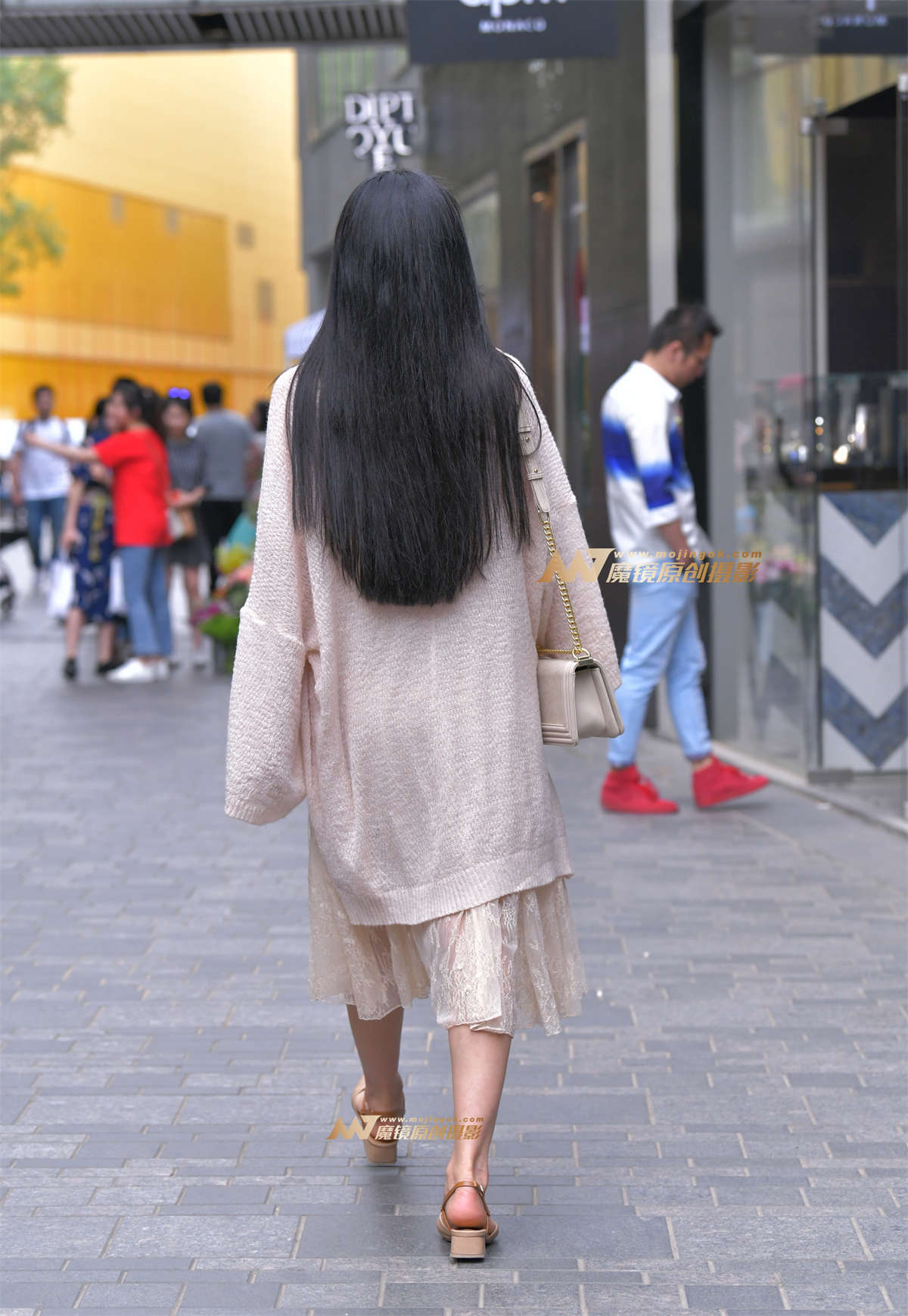 图片[2]-【红石赛帖】眼神迷离的少妇-日更街拍